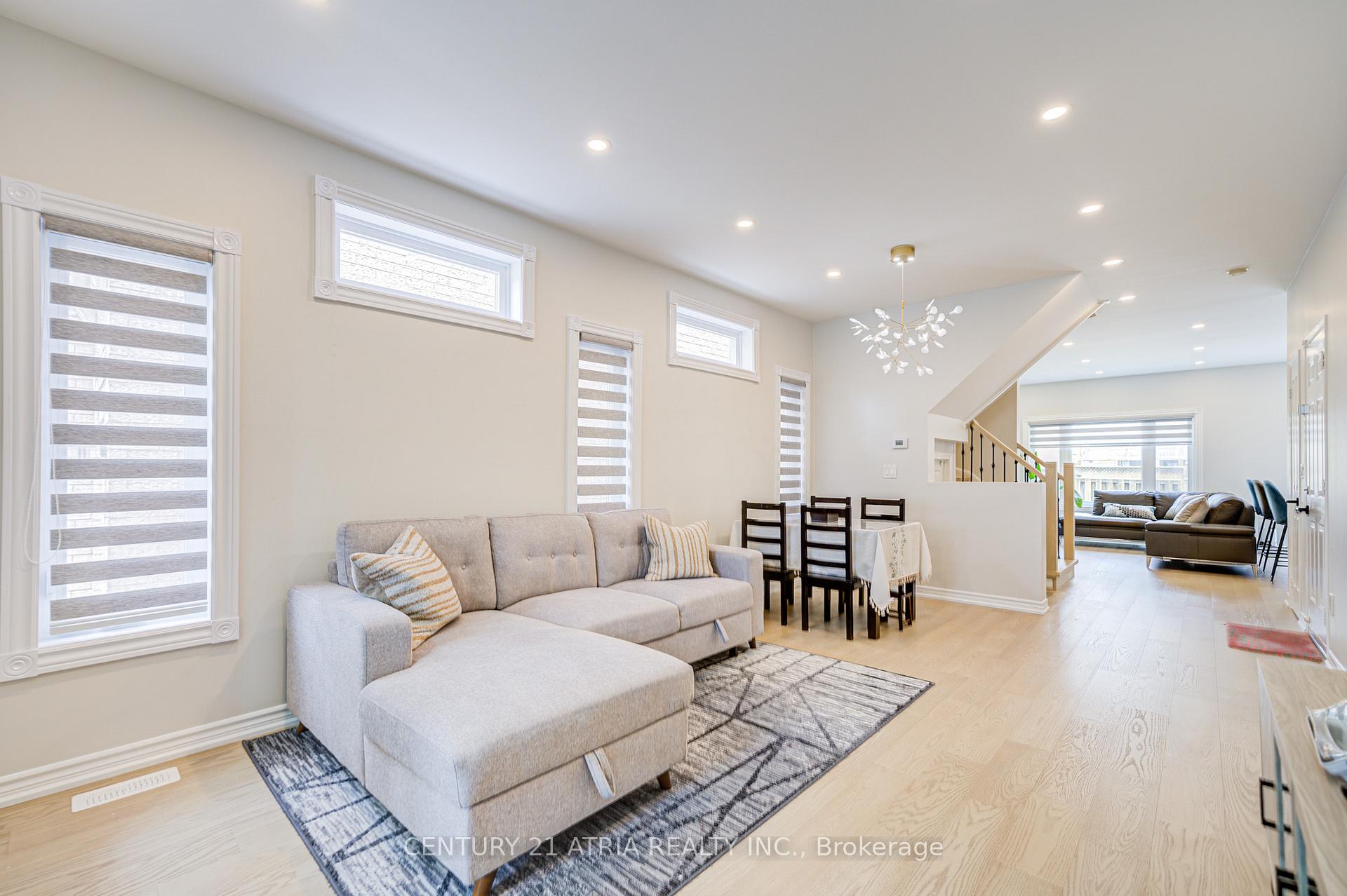 Photo 5 of 11 Crawford Street, Markham, Berczy — HOMEH
