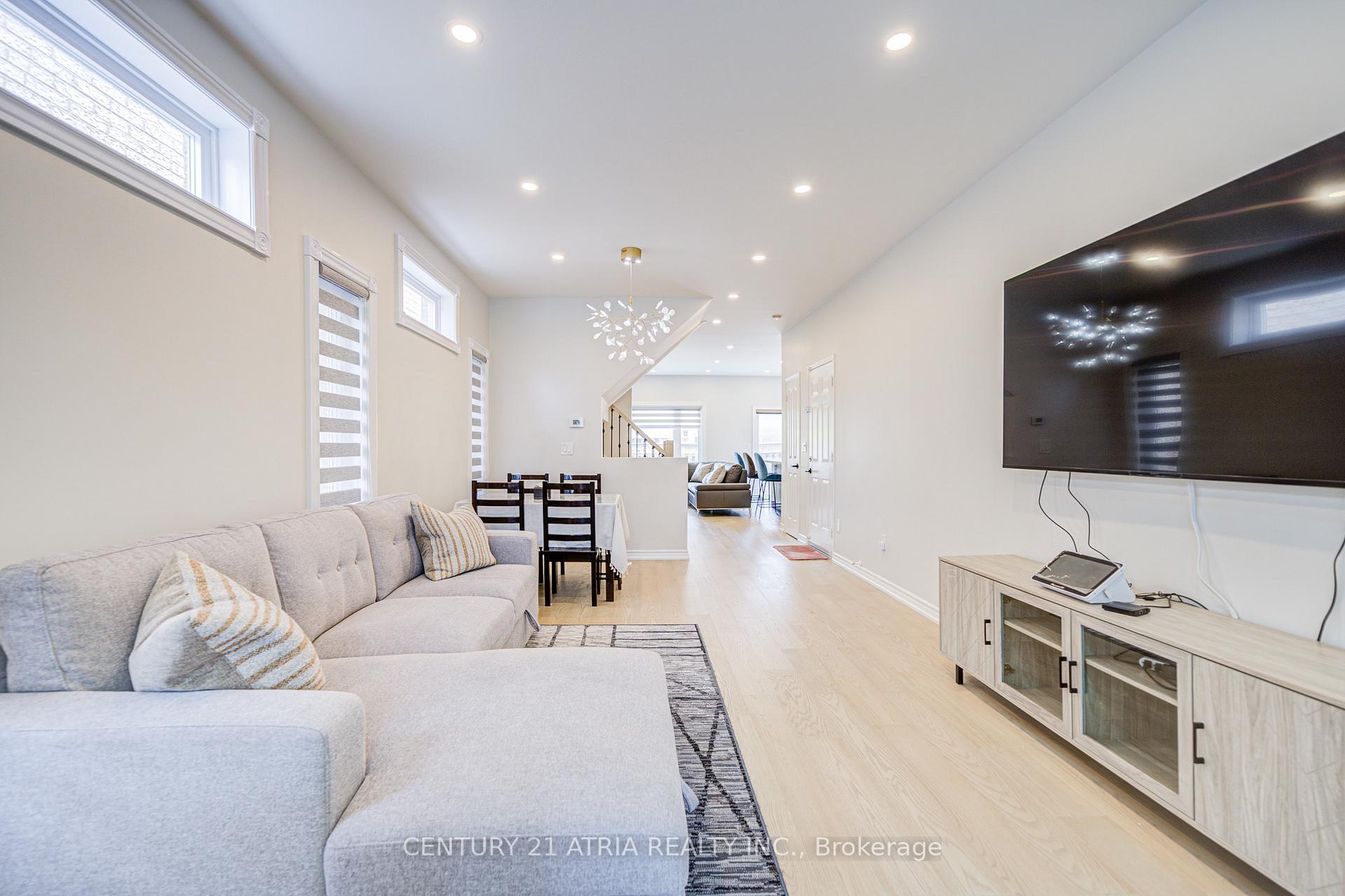 Photo 6 of 11 Crawford Street, Markham, Berczy — HOMEH