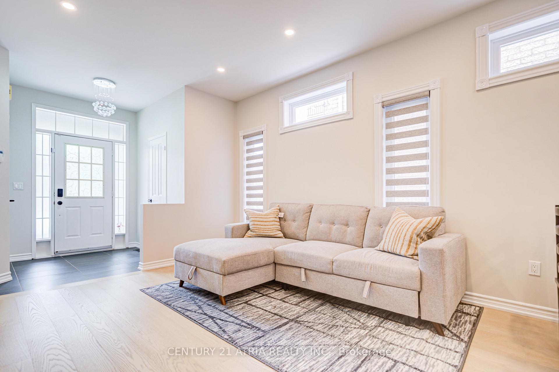 Photo 7 of 11 Crawford Street, Markham, Berczy — HOMEH