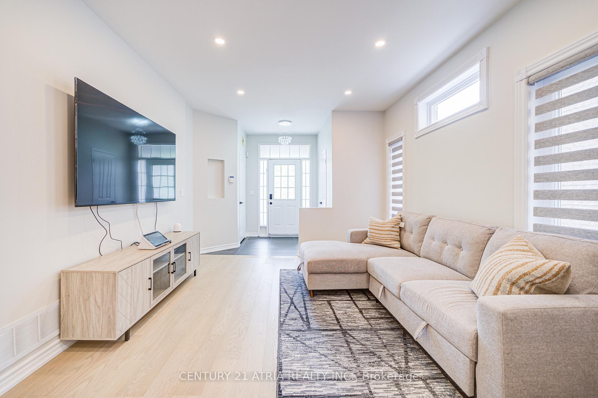 Photo 8 of 11 Crawford Street, Markham, Berczy — HOMEH