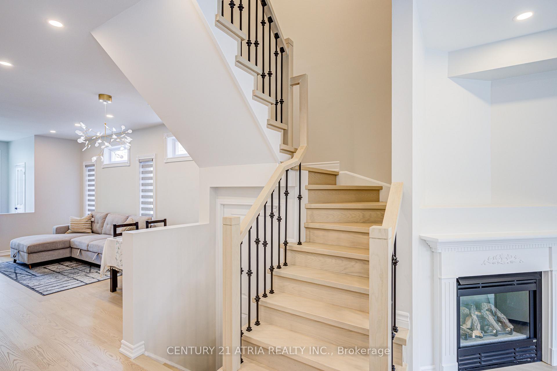 Photo 11 of 11 Crawford Street, Markham, Berczy — HOMEH