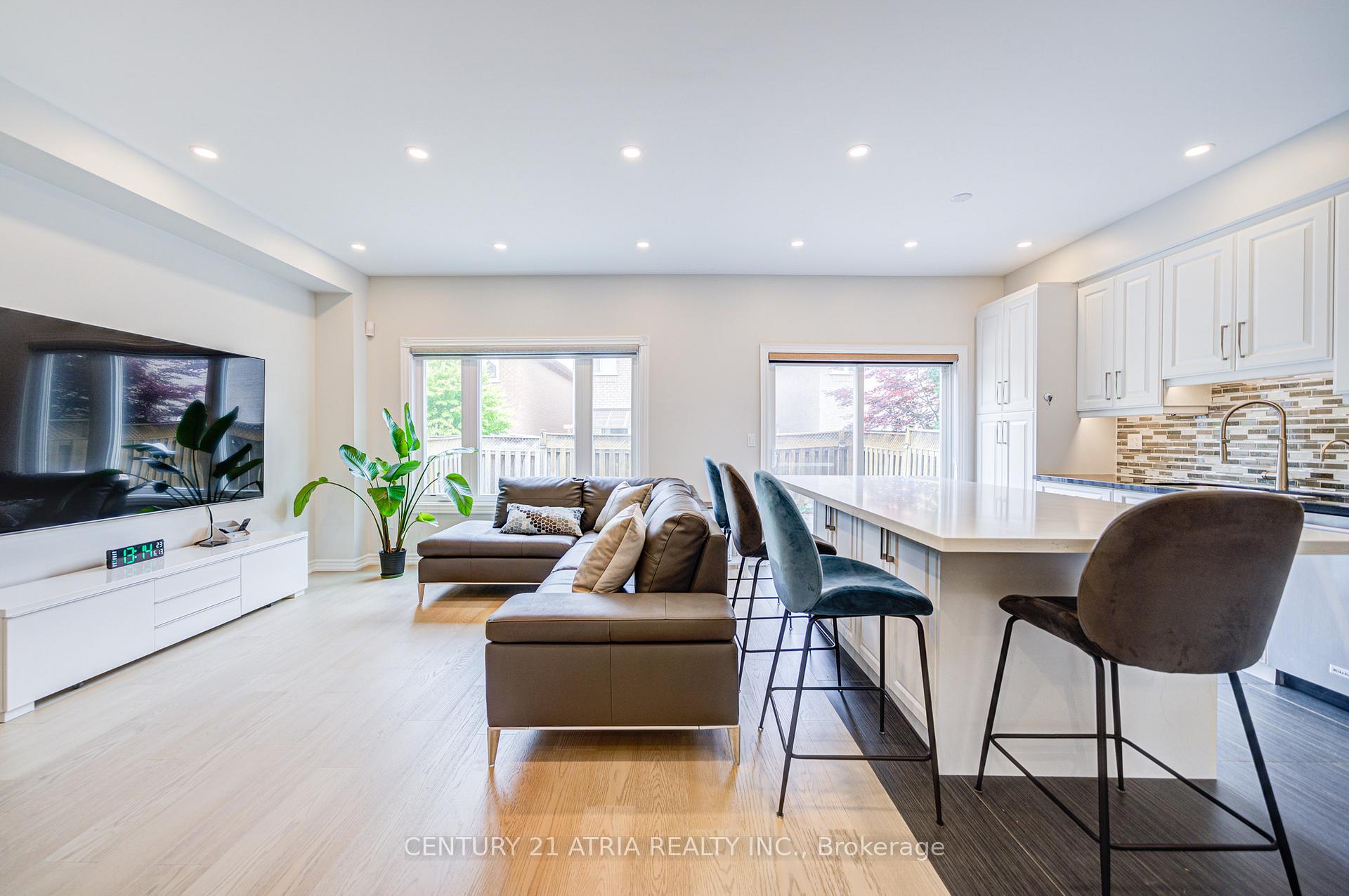 Photo 12 of 11 Crawford Street, Markham, Berczy — HOMEH
