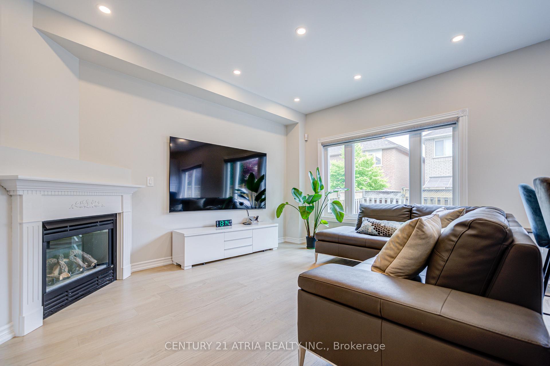 Photo 13 of 11 Crawford Street, Markham, Berczy — HOMEH