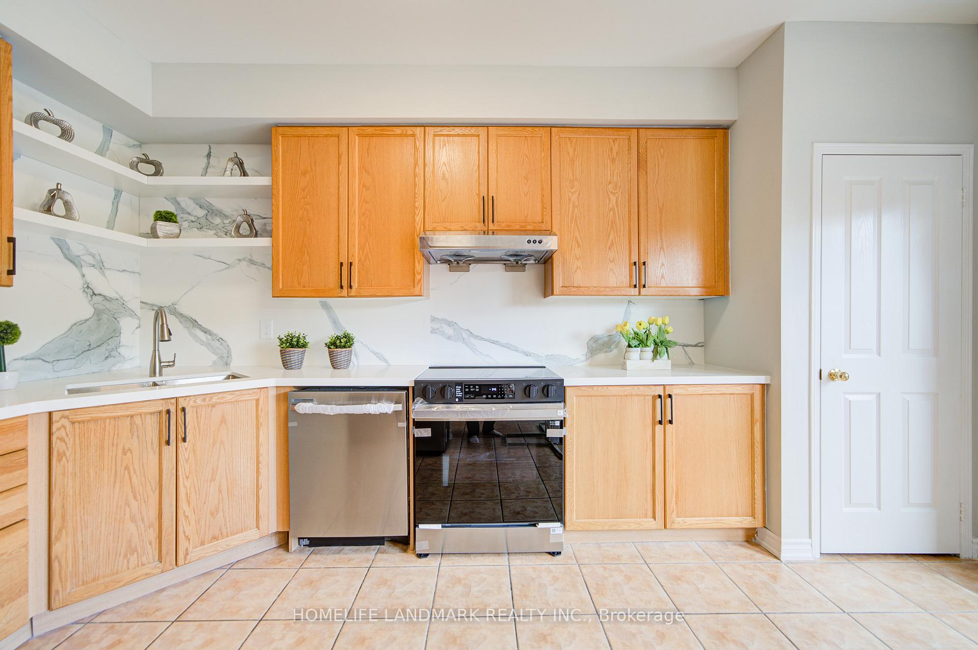 Photo 16 of 27 Bur Oak Avenue, Markham, Berczy — HOMEH