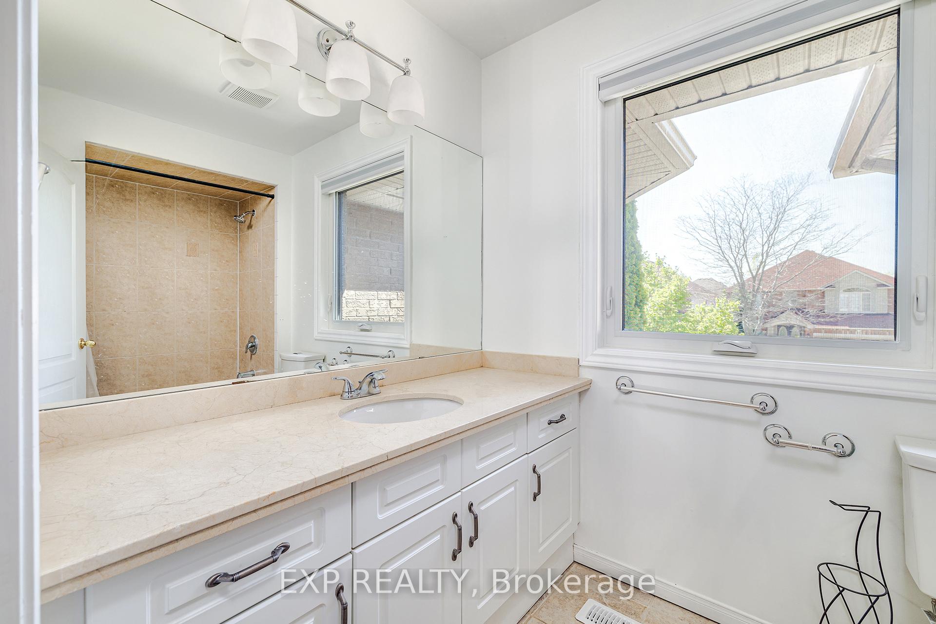 Photo 19 of 39 Bosworth Street, Hamilton, Meadowlands — HOMEH