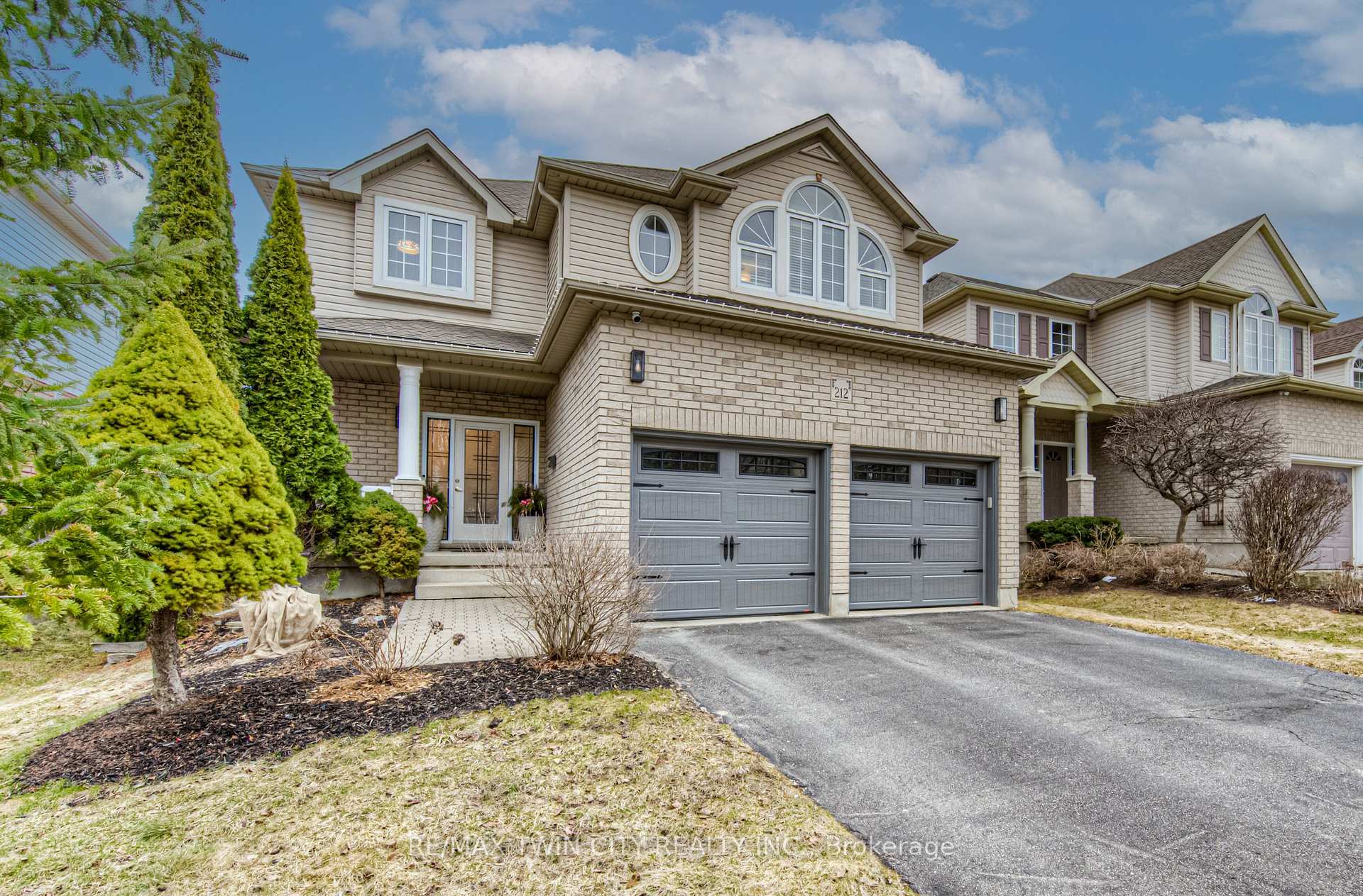 Photo 2 of 212 Doon Drive S, Kitchener — HOMEH