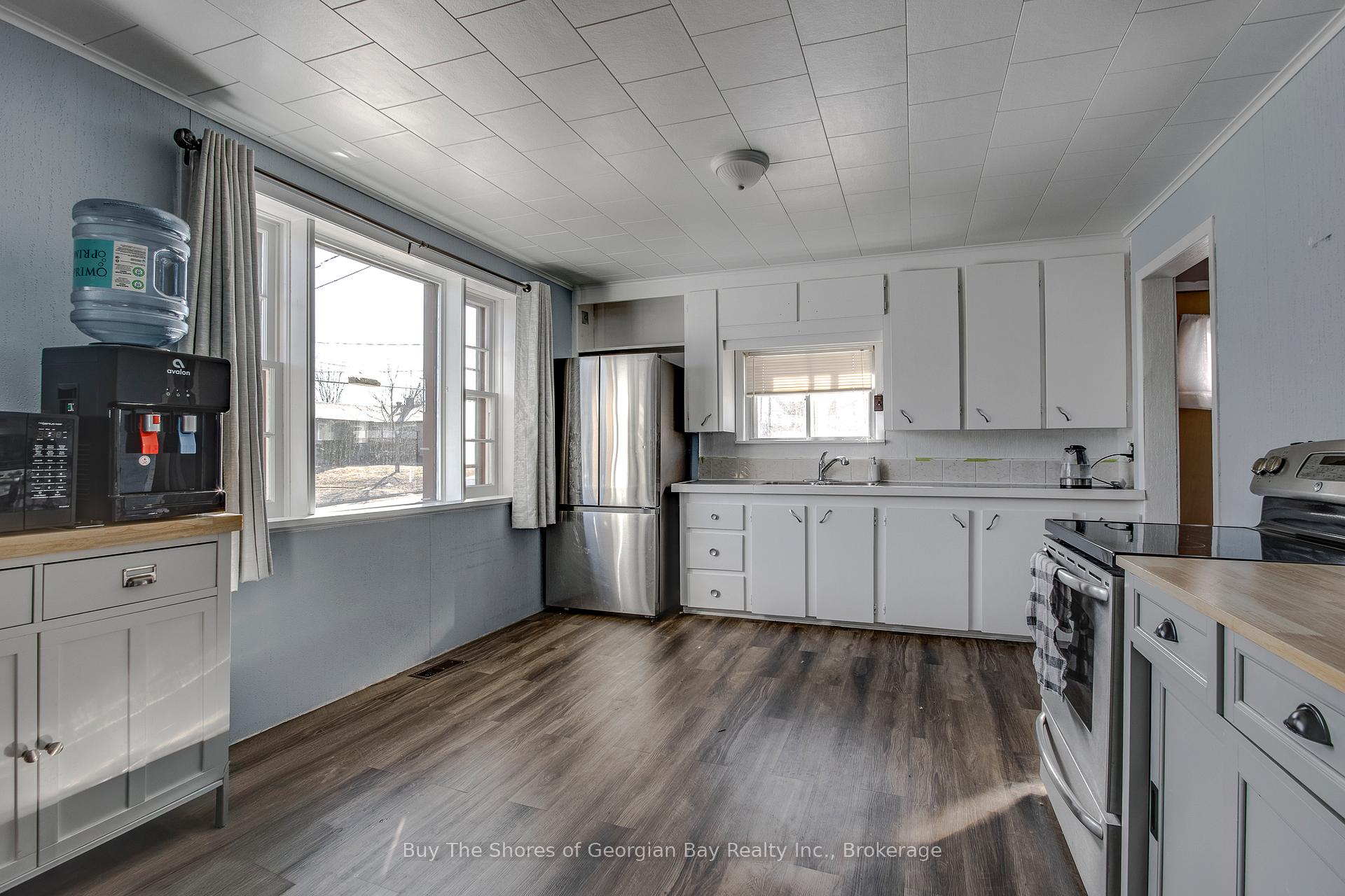 Photo 3 of 94 Eighth Street, Midland — HOMEH
