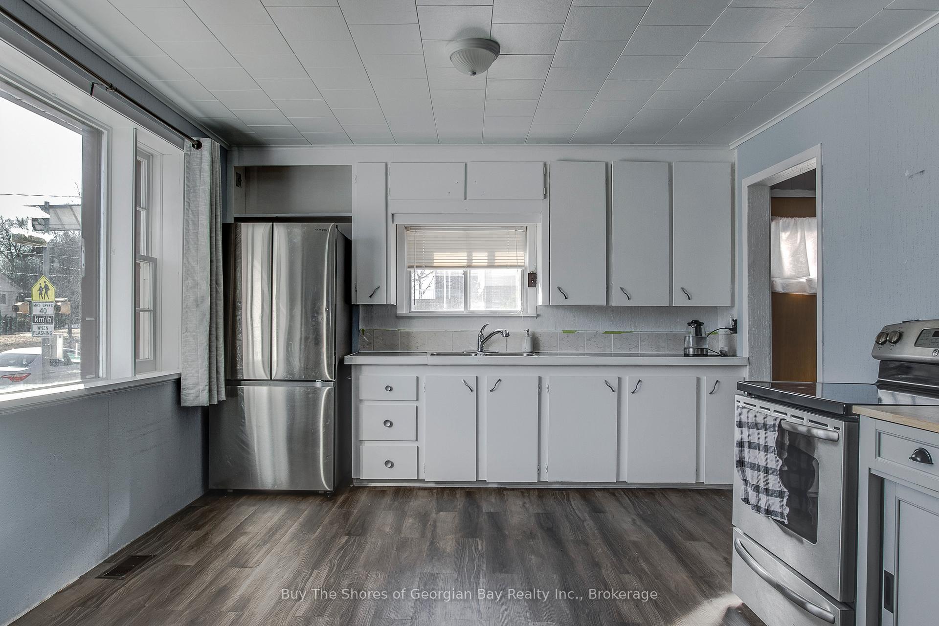 Photo 4 of 94 Eighth Street, Midland — HOMEH
