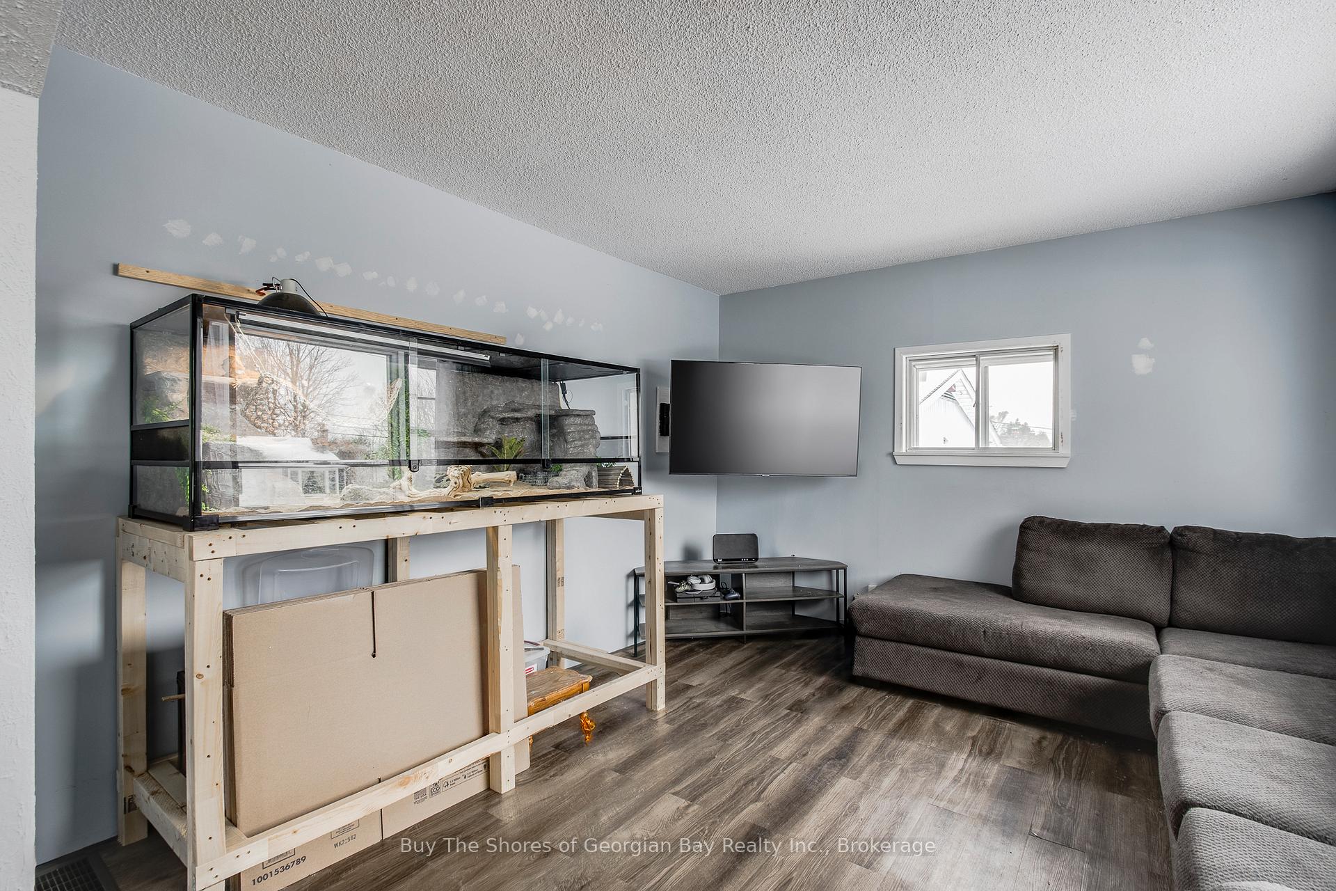 Photo 8 of 94 Eighth Street, Midland — HOMEH