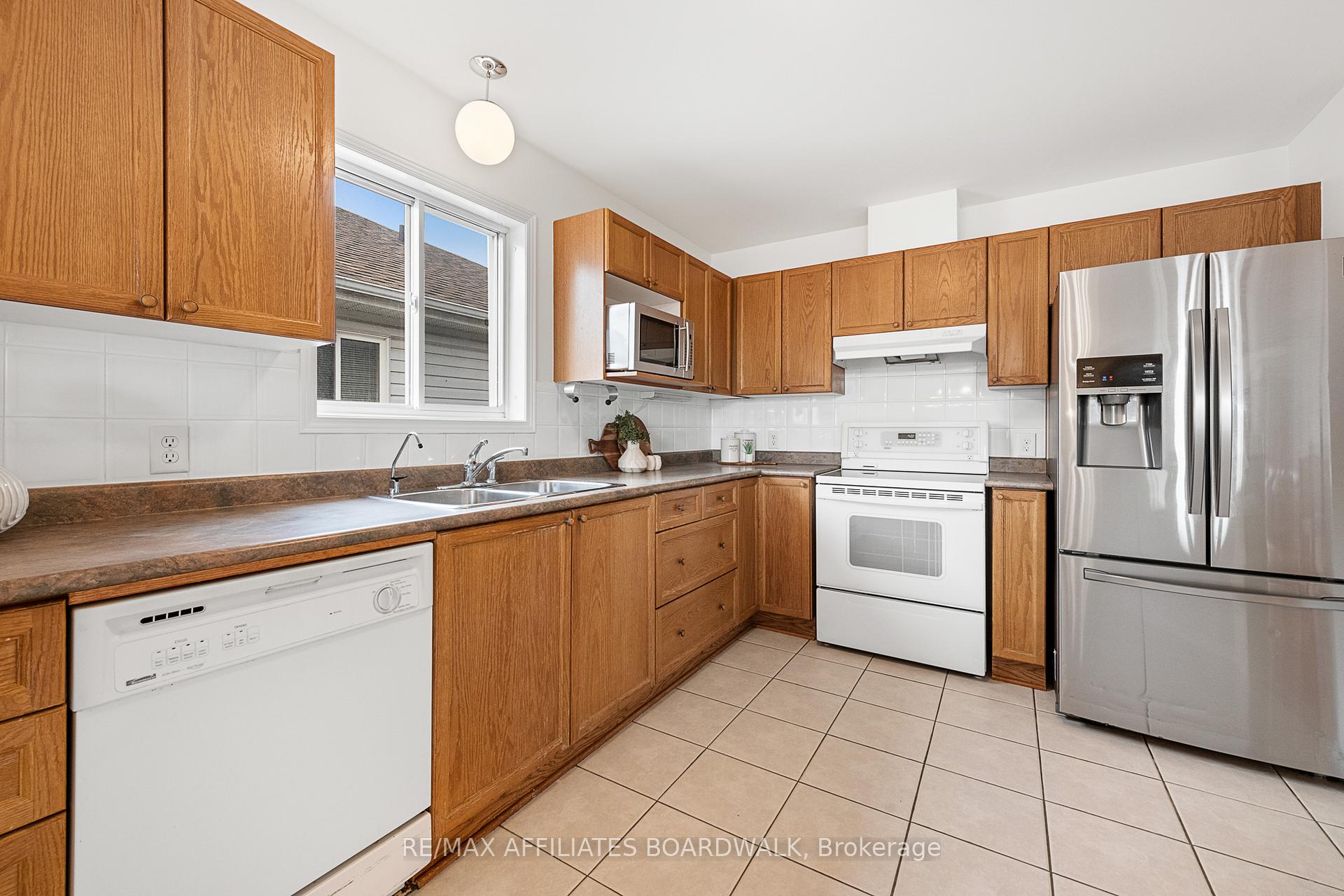 Photo 10 of 12 Castle Glen Crescent, Ottawa, Kanata - Glencairn/Hazeldean — HOMEH