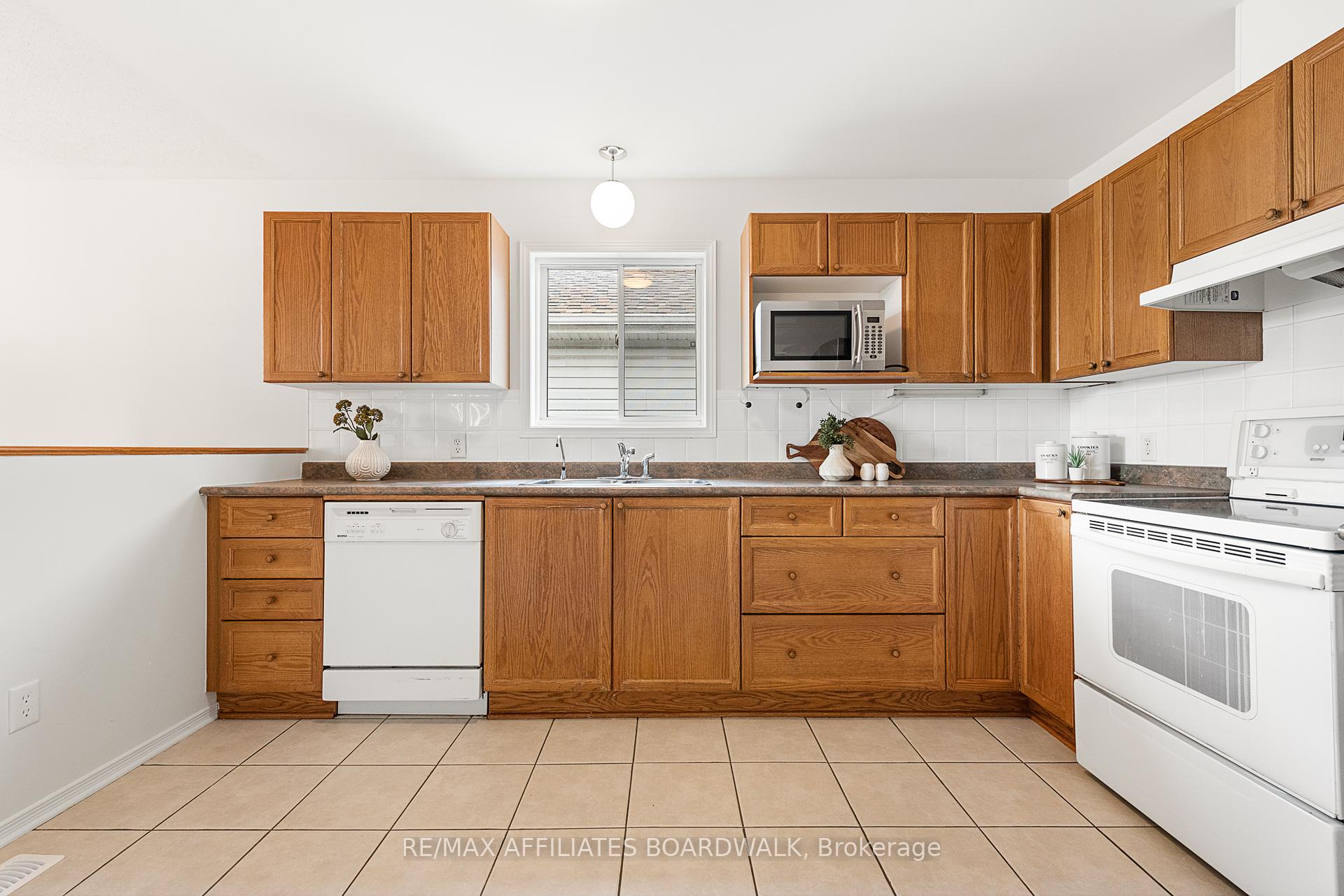 Photo 11 of 12 Castle Glen Crescent, Ottawa, Kanata - Glencairn/Hazeldean — HOMEH