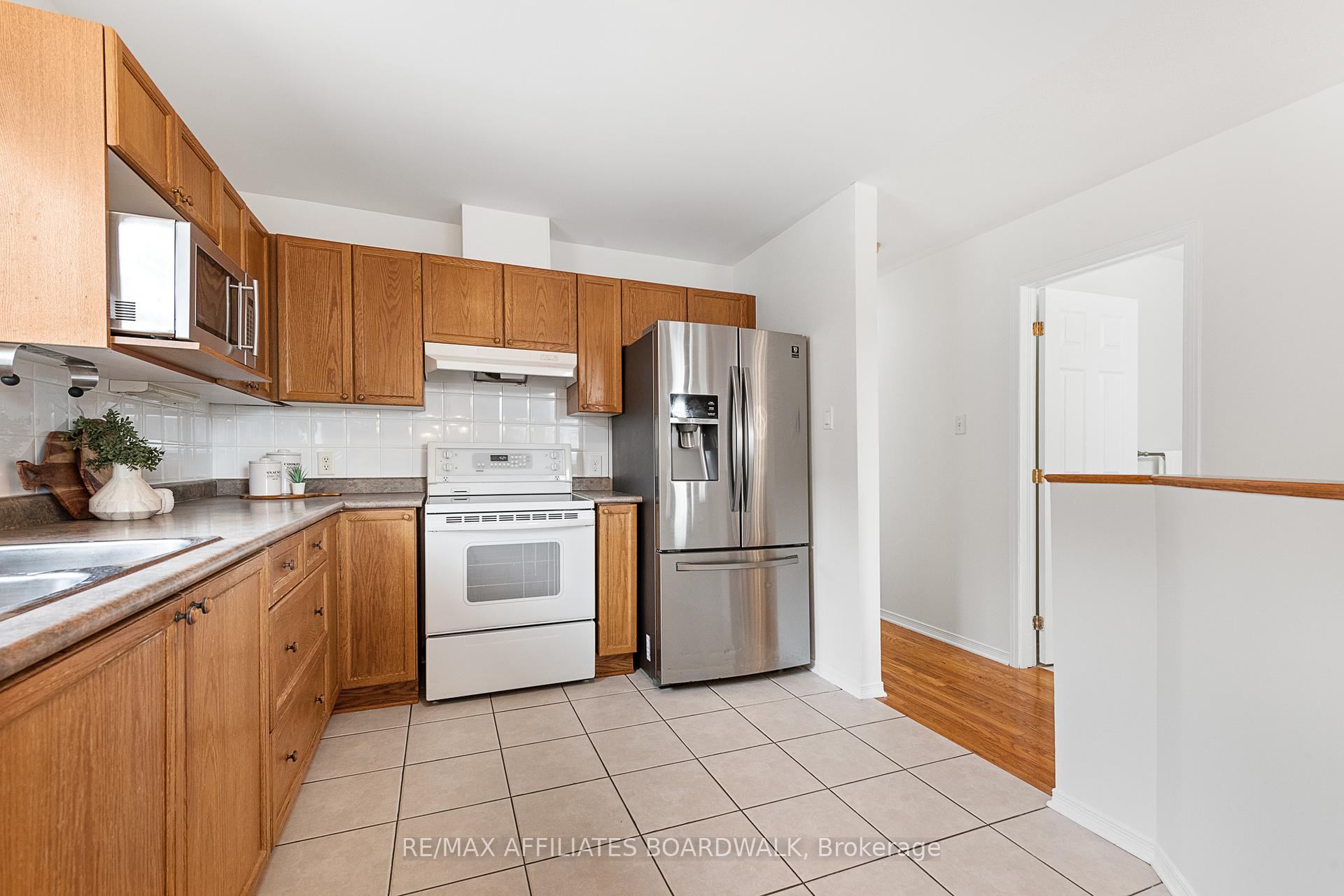 Photo 13 of 12 Castle Glen Crescent, Ottawa, Kanata - Glencairn/Hazeldean — HOMEH