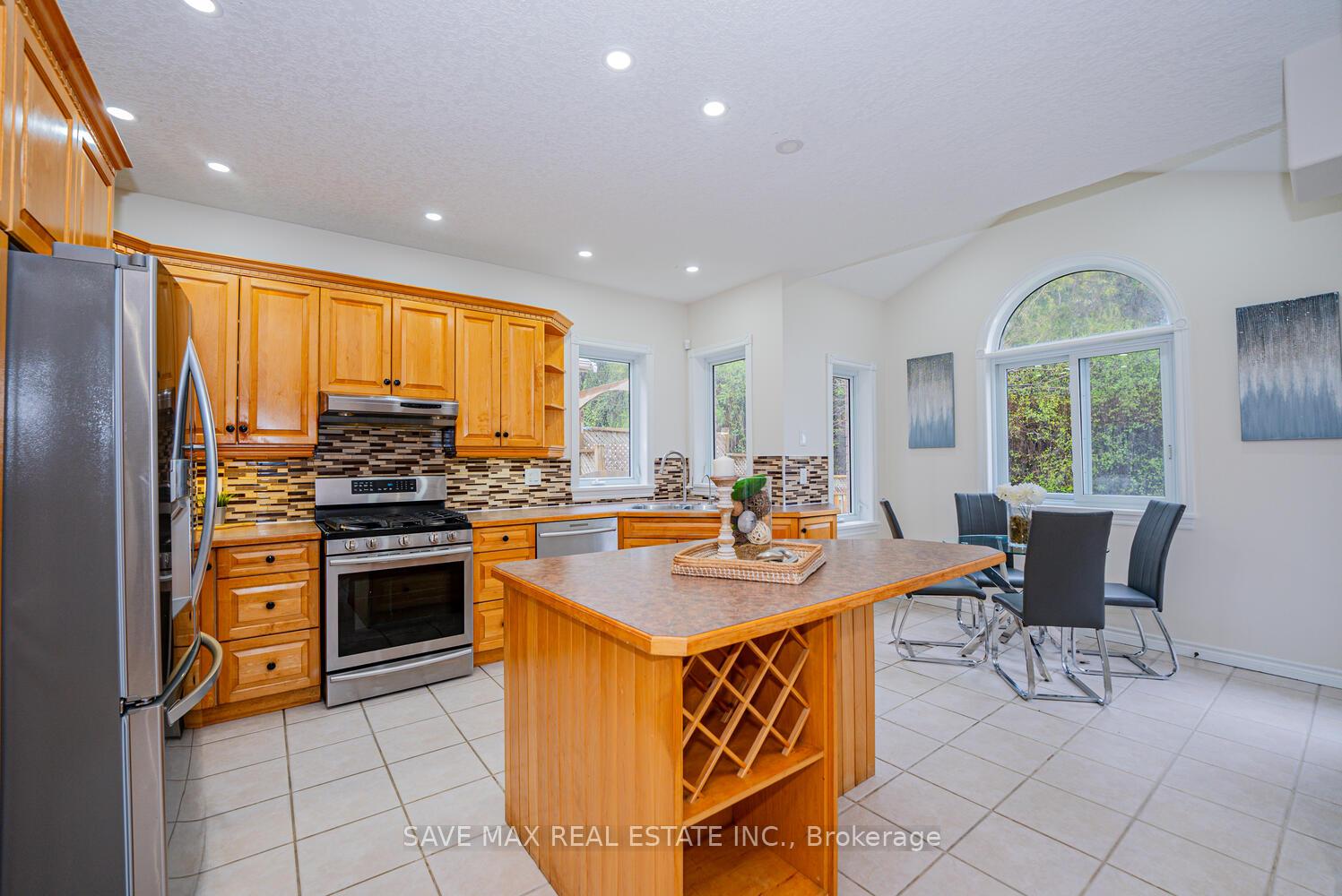 Photo 11 of 18 Hawkswood Drive, Kitchener — HOMEH