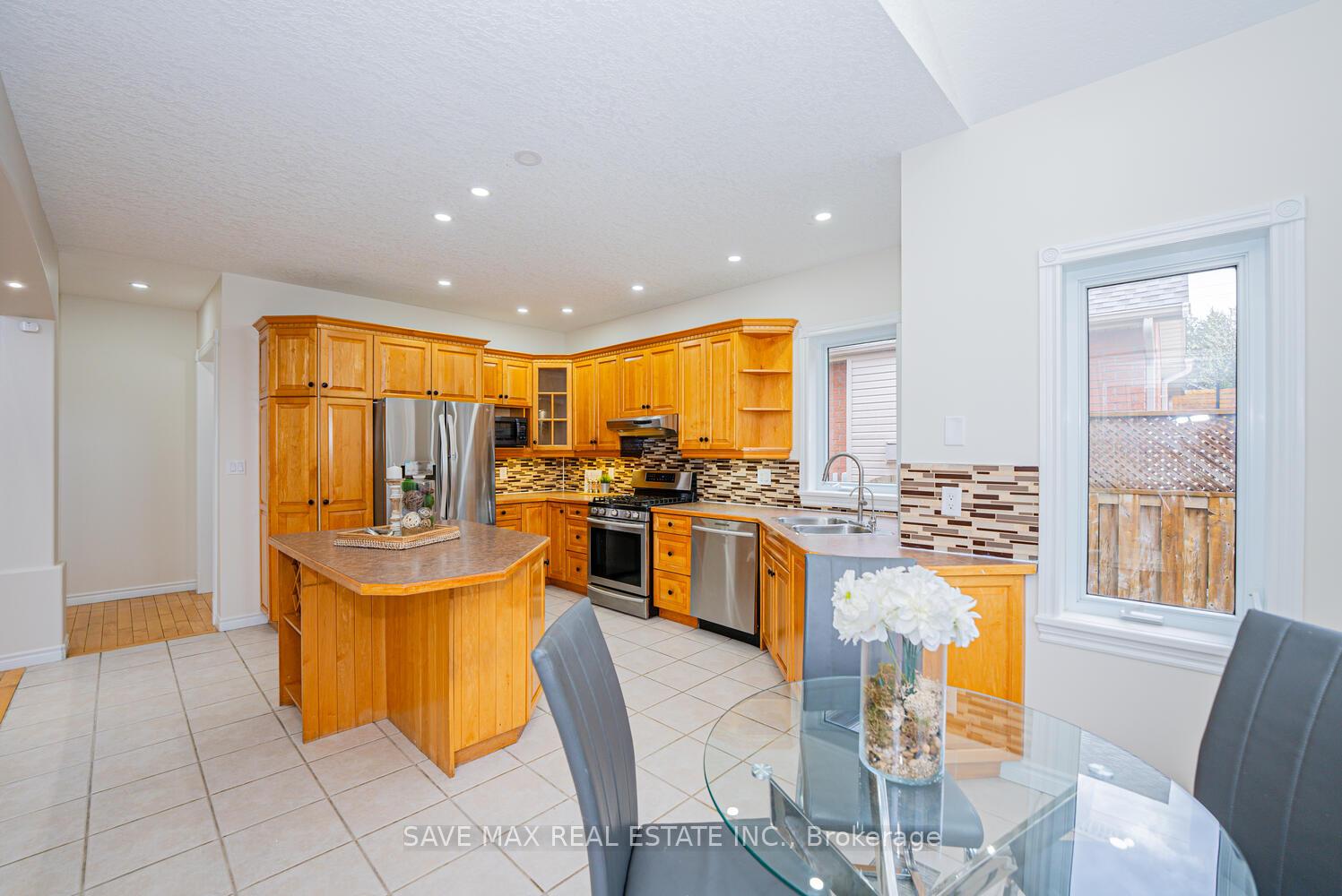 Photo 12 of 18 Hawkswood Drive, Kitchener — HOMEH