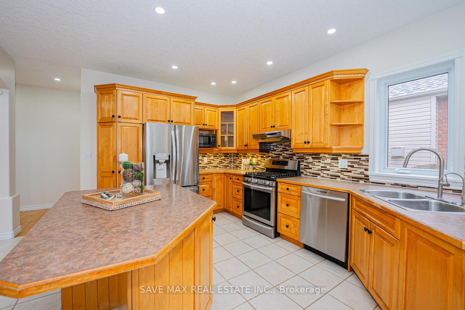 Photo 13 of 18 Hawkswood Drive, Kitchener — HOMEH