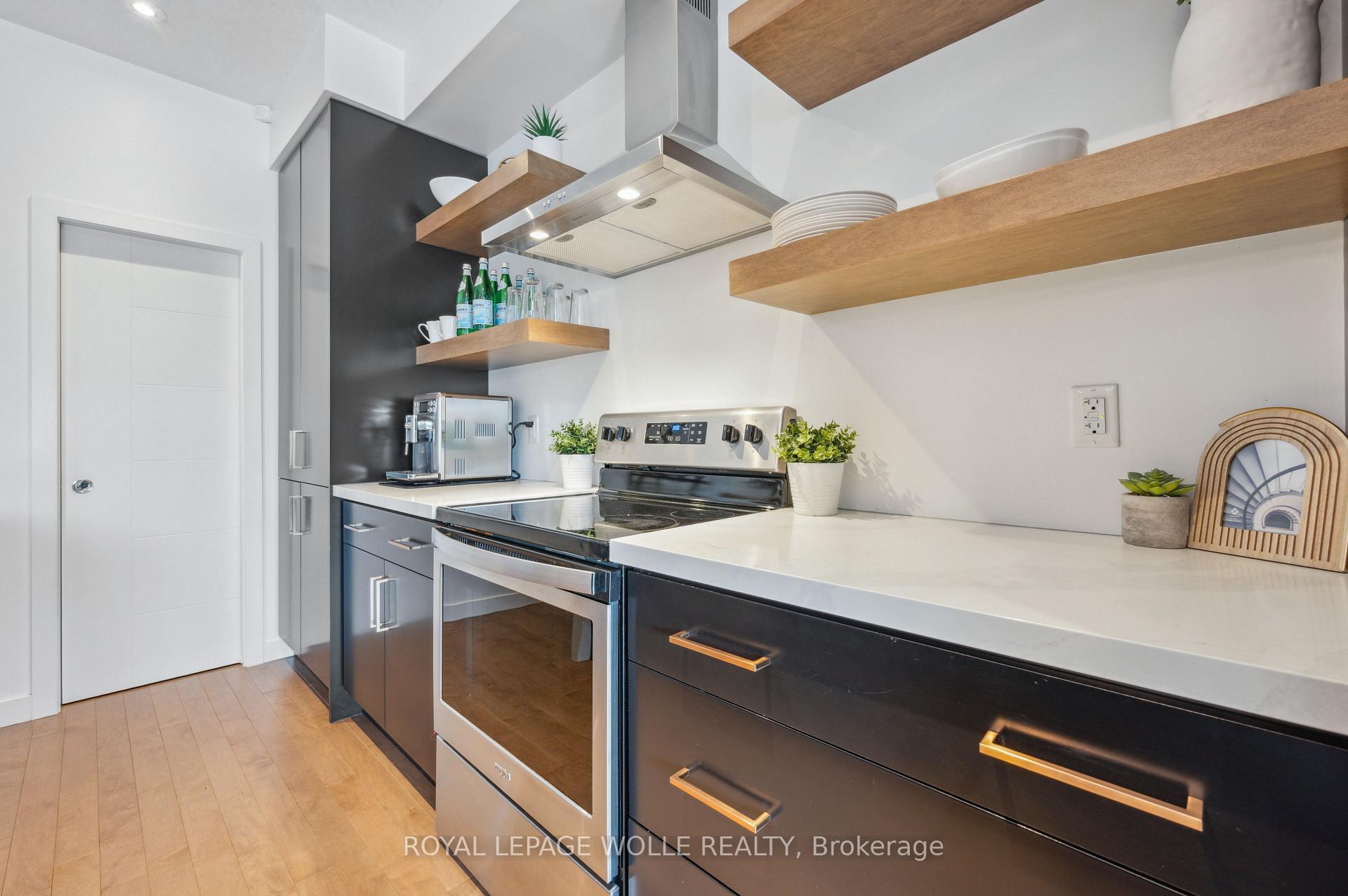 Photo 8 of 869 Robert Ferrie Drive, Kitchener — HOMEH