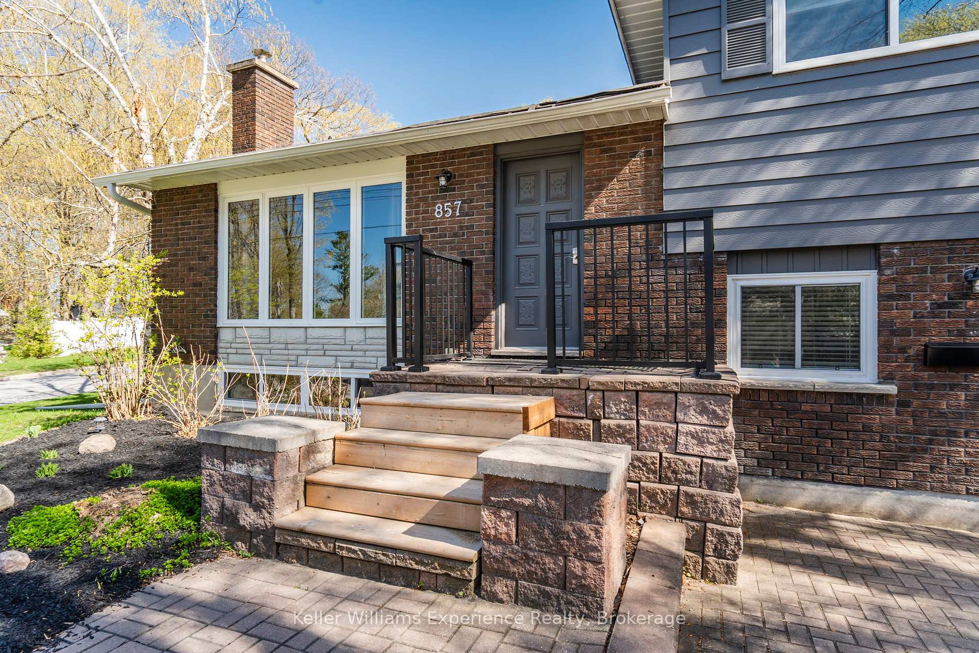 Photo 3 of 857 Victoria Street, Midland — HOMEH