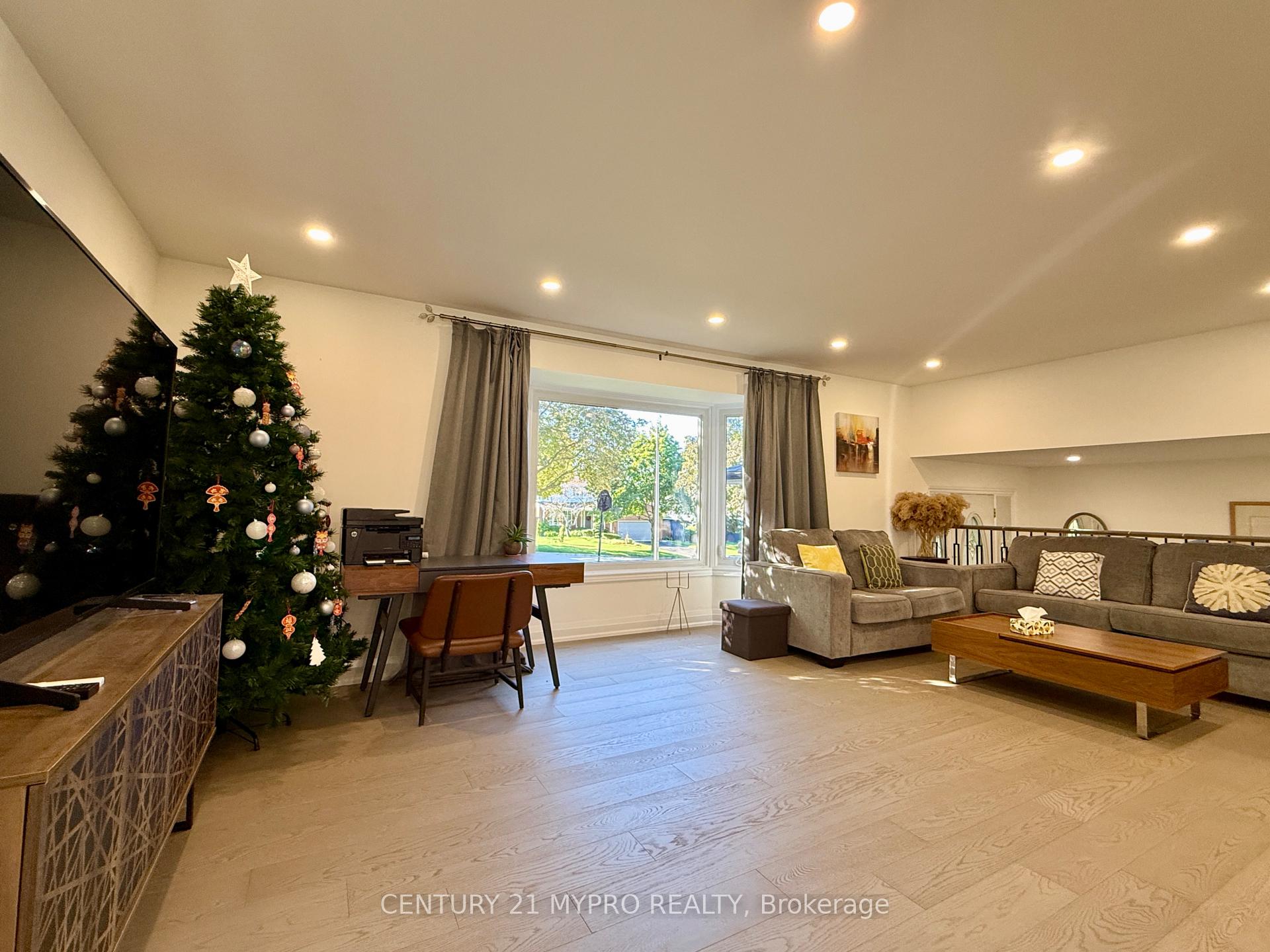 Photo 6 of 16 Cypress Point Court, Markham, Bayview Fairway-Bayview Country Club Estates — HOMEH