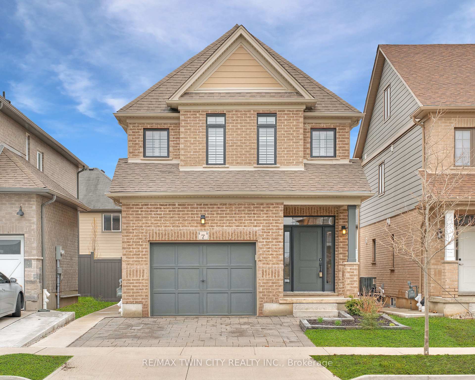 Photo 1 of 7 Pondcliffe Drive, Kitchener — HOMEH