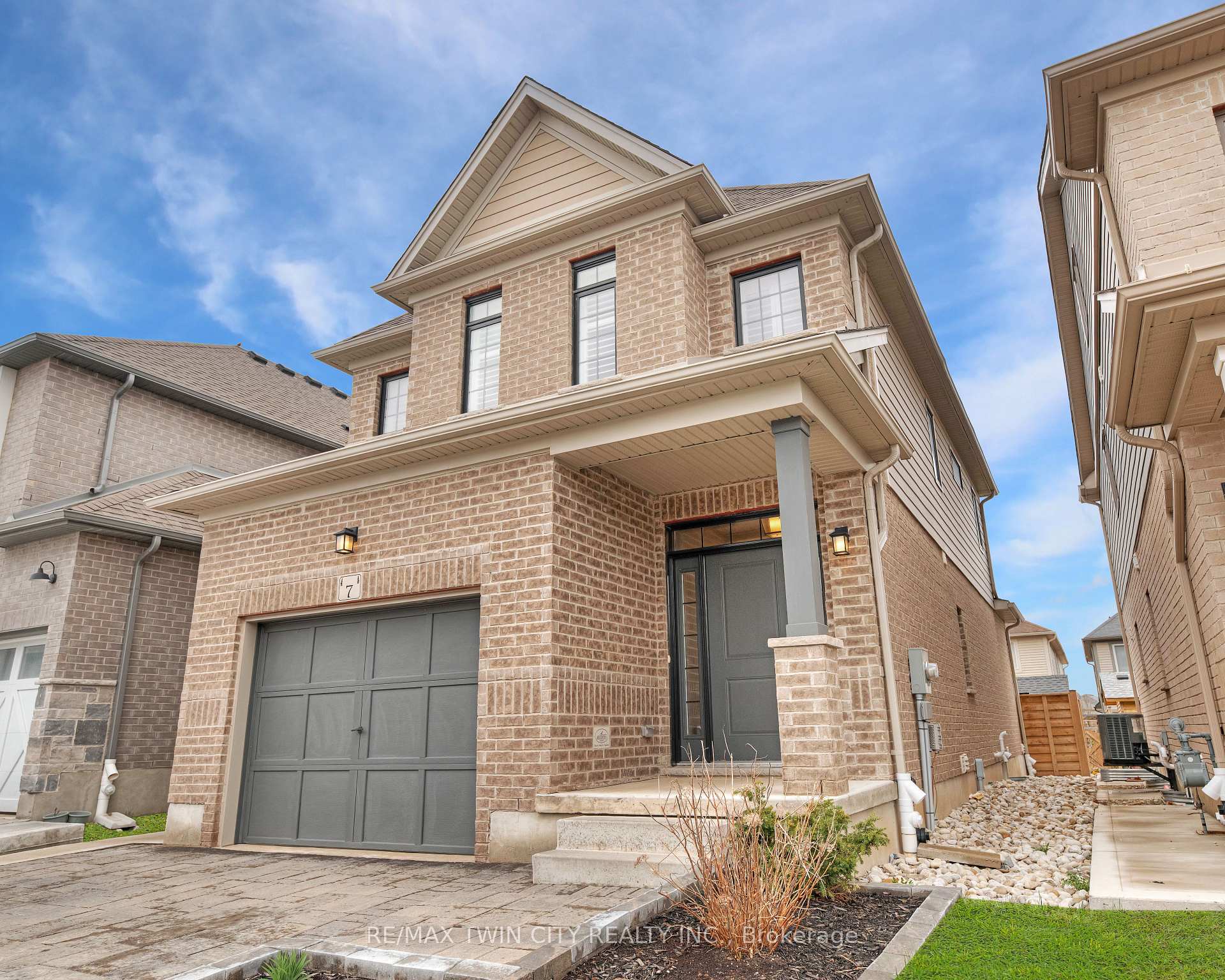 Photo 2 of 7 Pondcliffe Drive, Kitchener — HOMEH