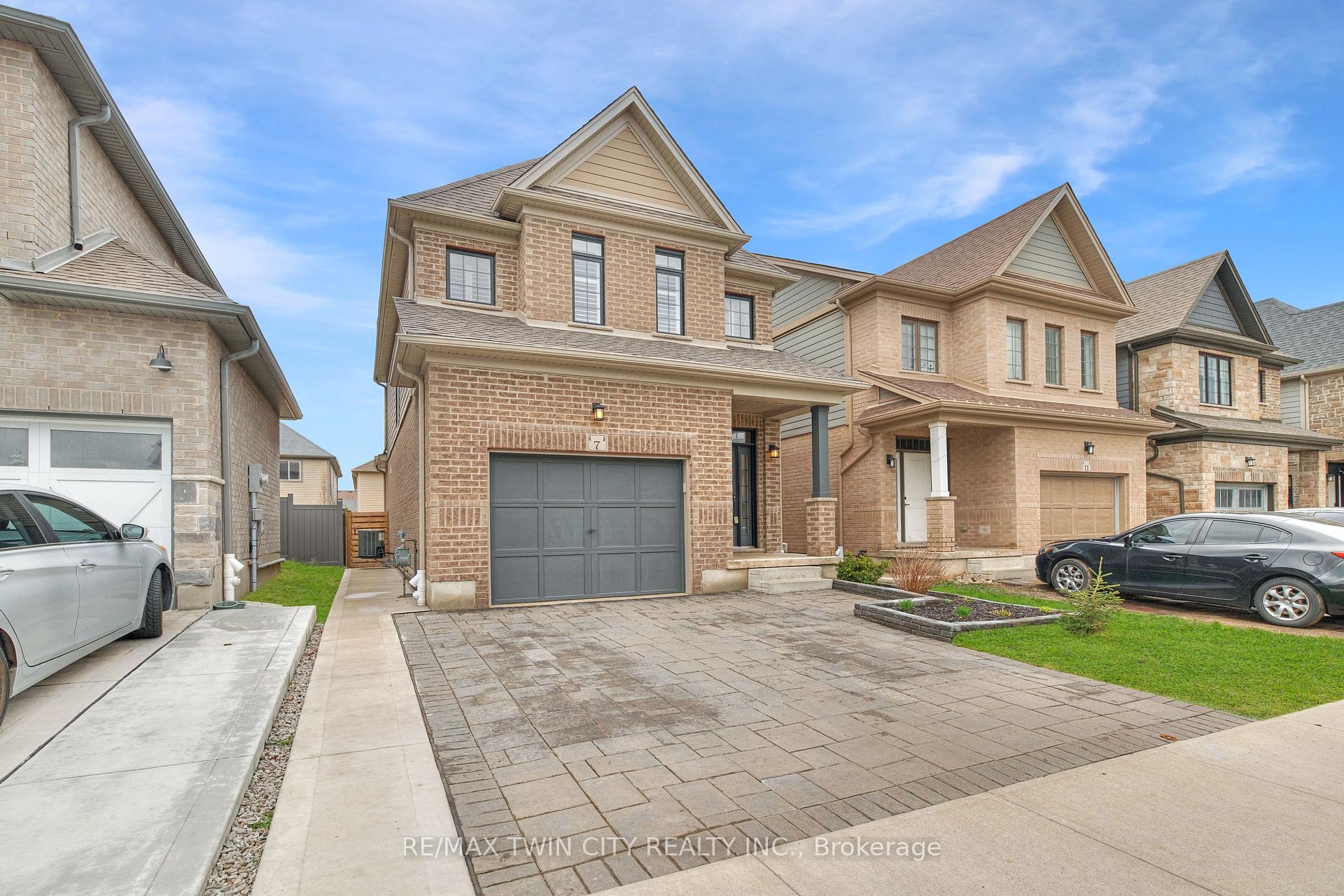 Photo 3 of 7 Pondcliffe Drive, Kitchener — HOMEH