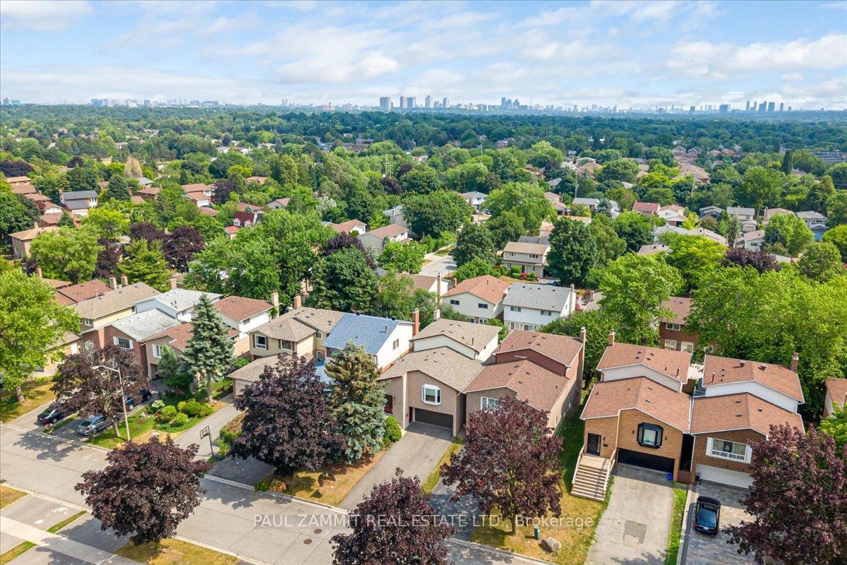 Photo 2 of 25 Hoover Drive, Markham, Aileen-Willowbrook — HOMEH