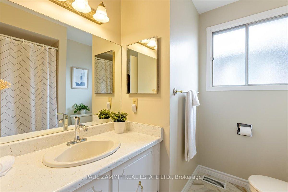 Photo 16 of 25 Hoover Drive, Markham, Aileen-Willowbrook — HOMEH