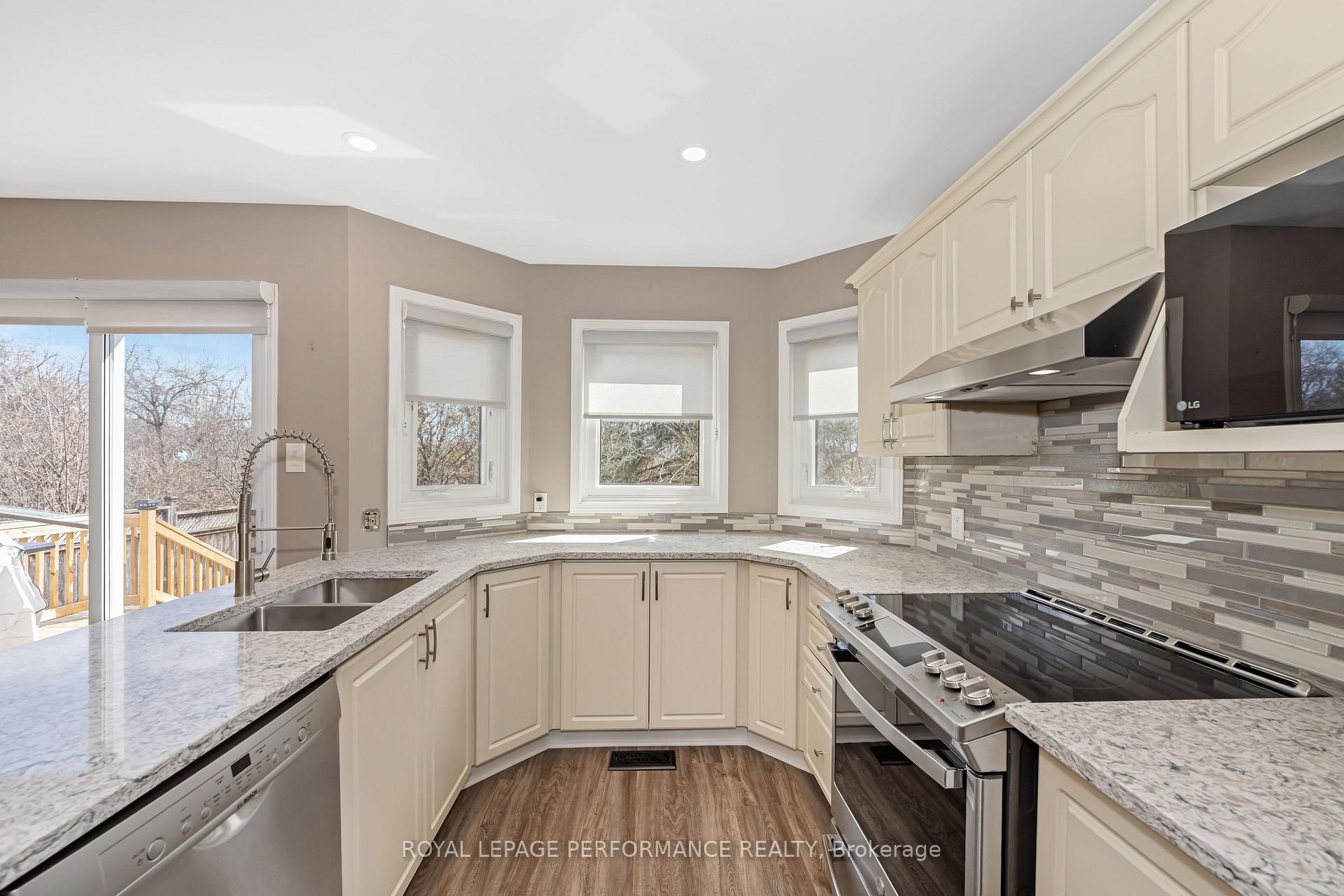 Photo 9 of 52 Saddlehorn Crescent, Ottawa, Kanata - Bridlewood — HOMEH