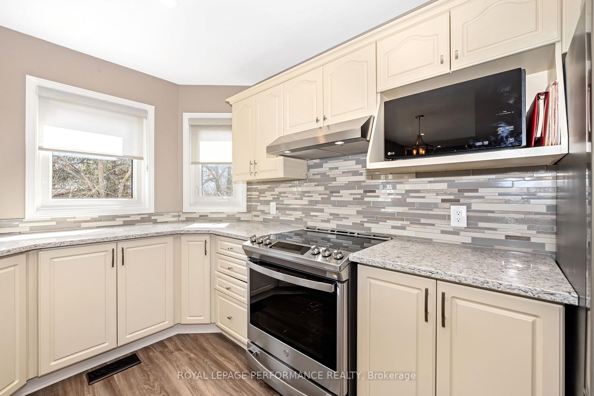 Photo 10 of 52 Saddlehorn Crescent, Ottawa, Kanata - Bridlewood — HOMEH