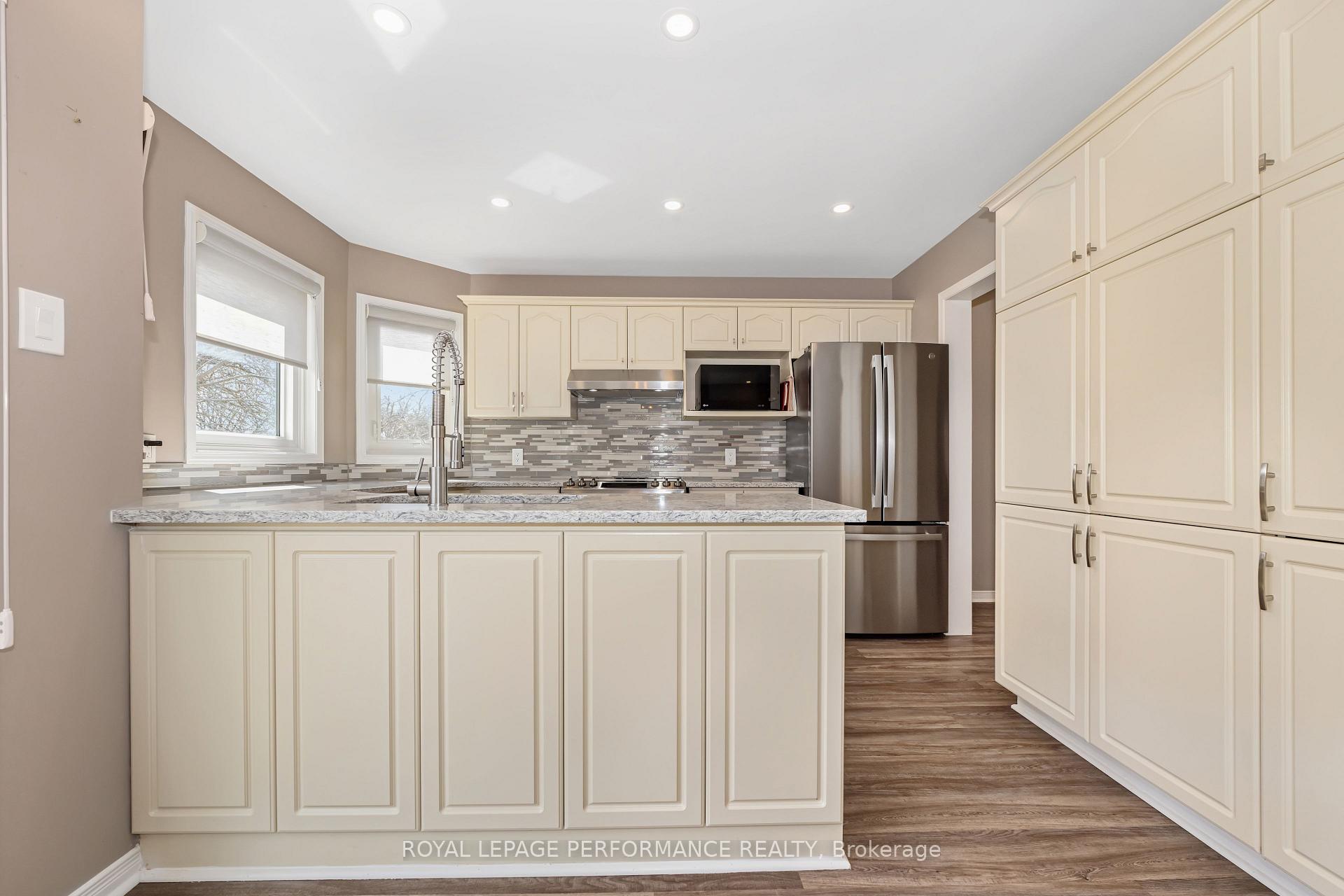 Photo 11 of 52 Saddlehorn Crescent, Ottawa, Kanata - Bridlewood — HOMEH