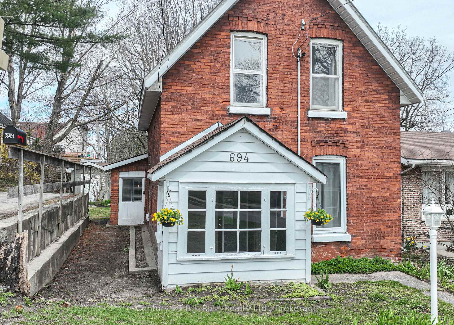 Photo 1 of 694 Quebec Street, Midland — HOMEH