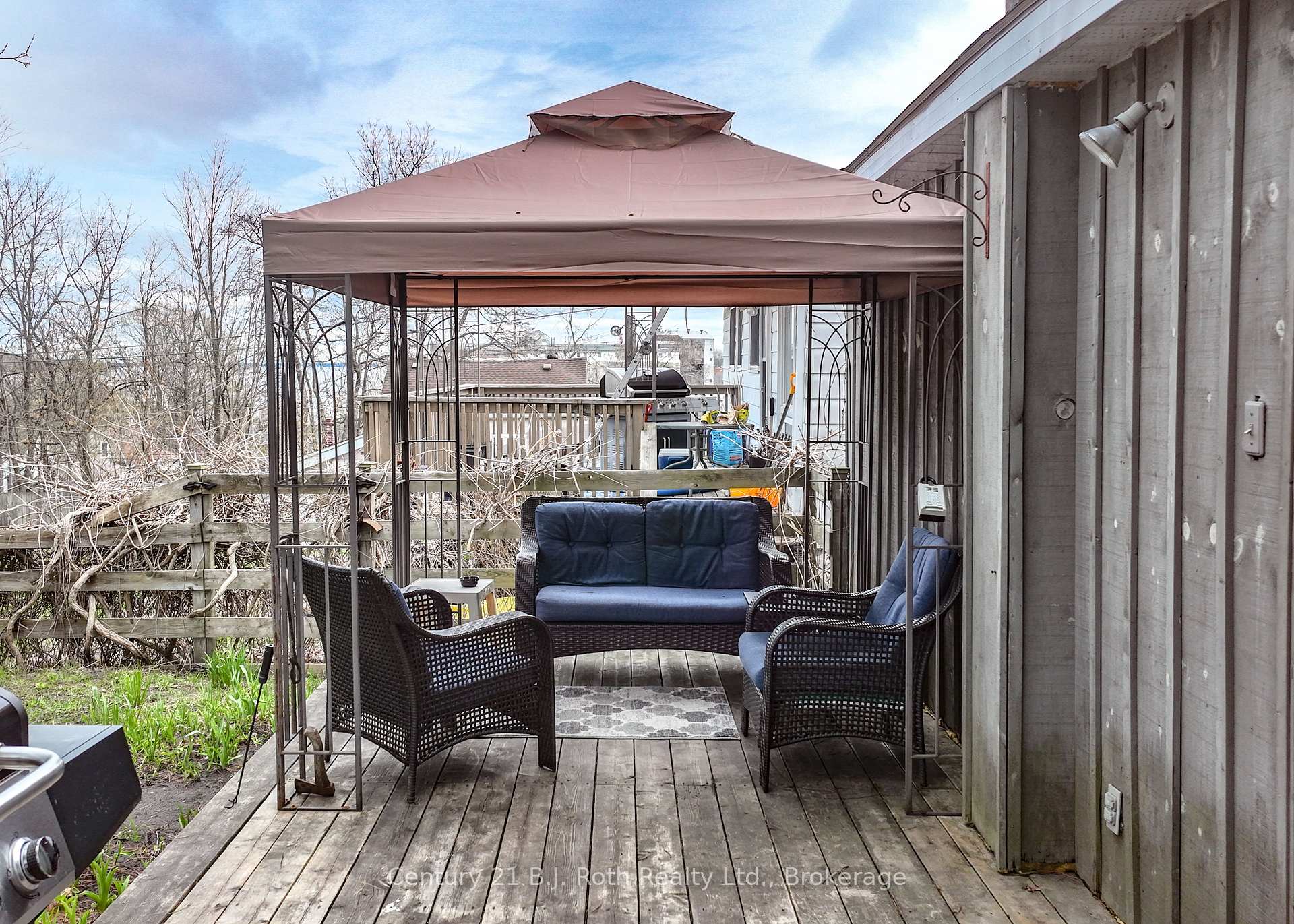 Photo 3 of 694 Quebec Street, Midland — HOMEH