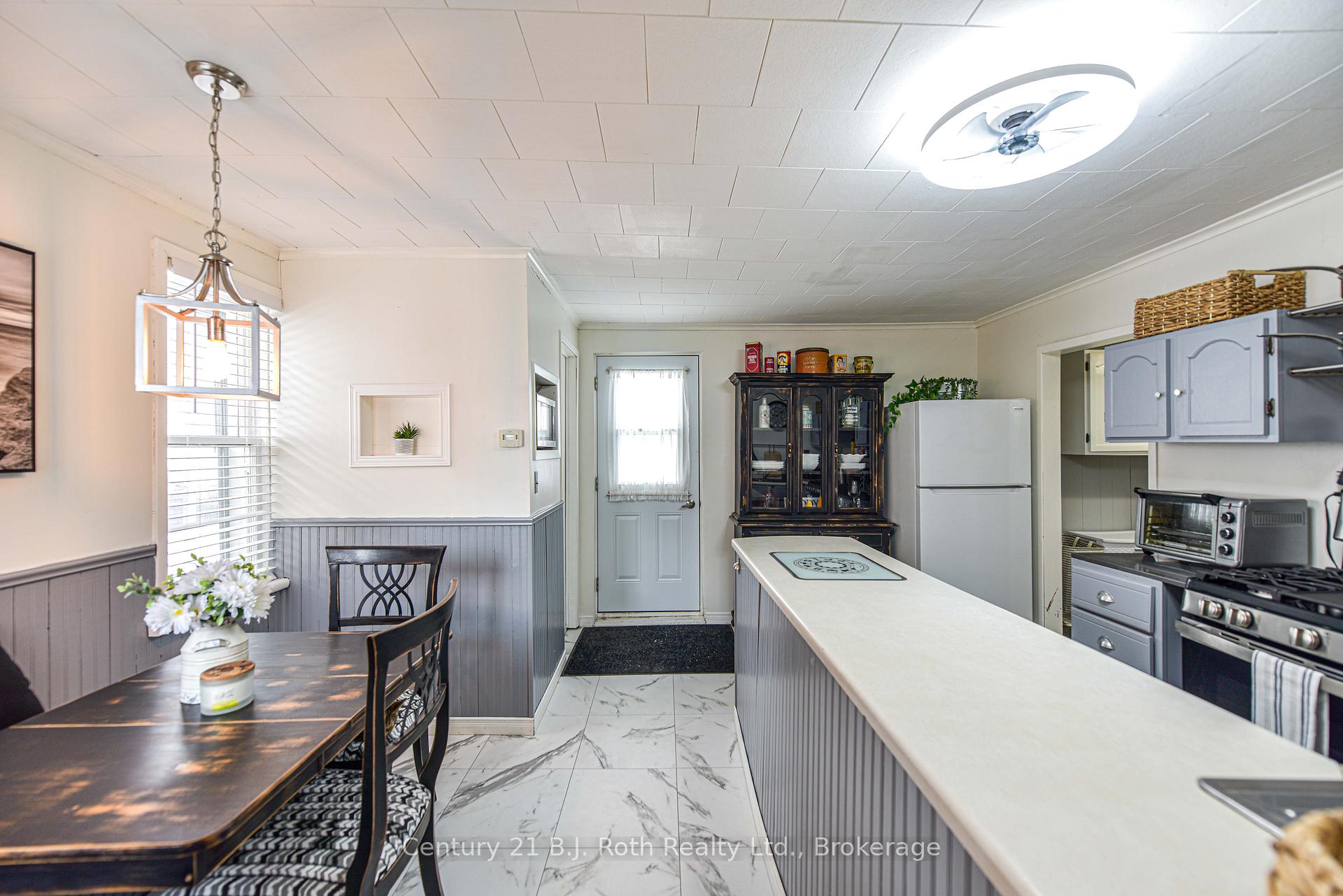 Photo 5 of 694 Quebec Street, Midland — HOMEH