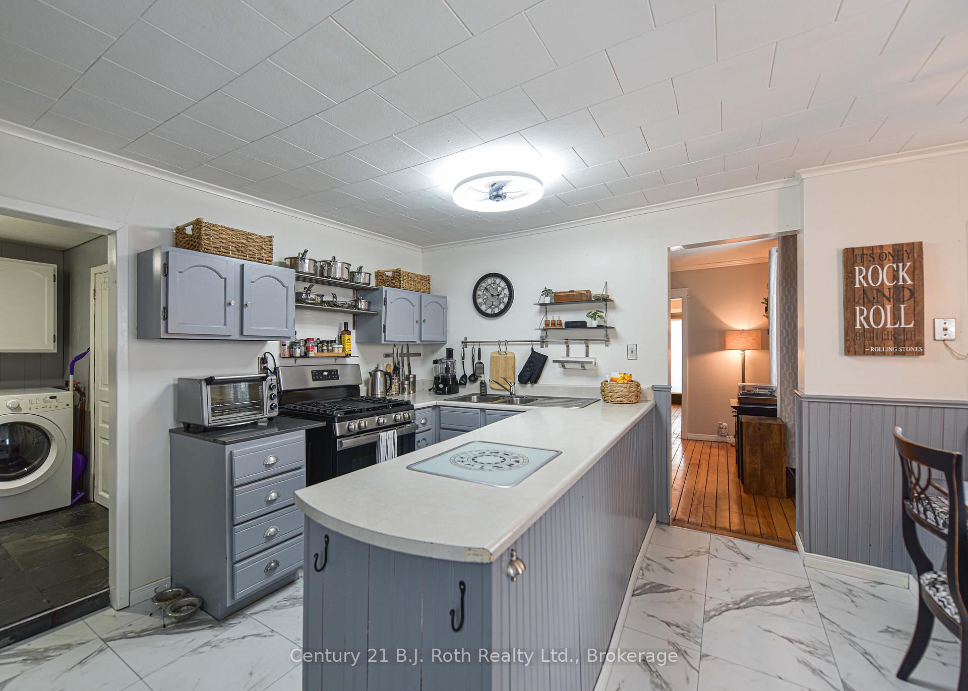 Photo 6 of 694 Quebec Street, Midland — HOMEH