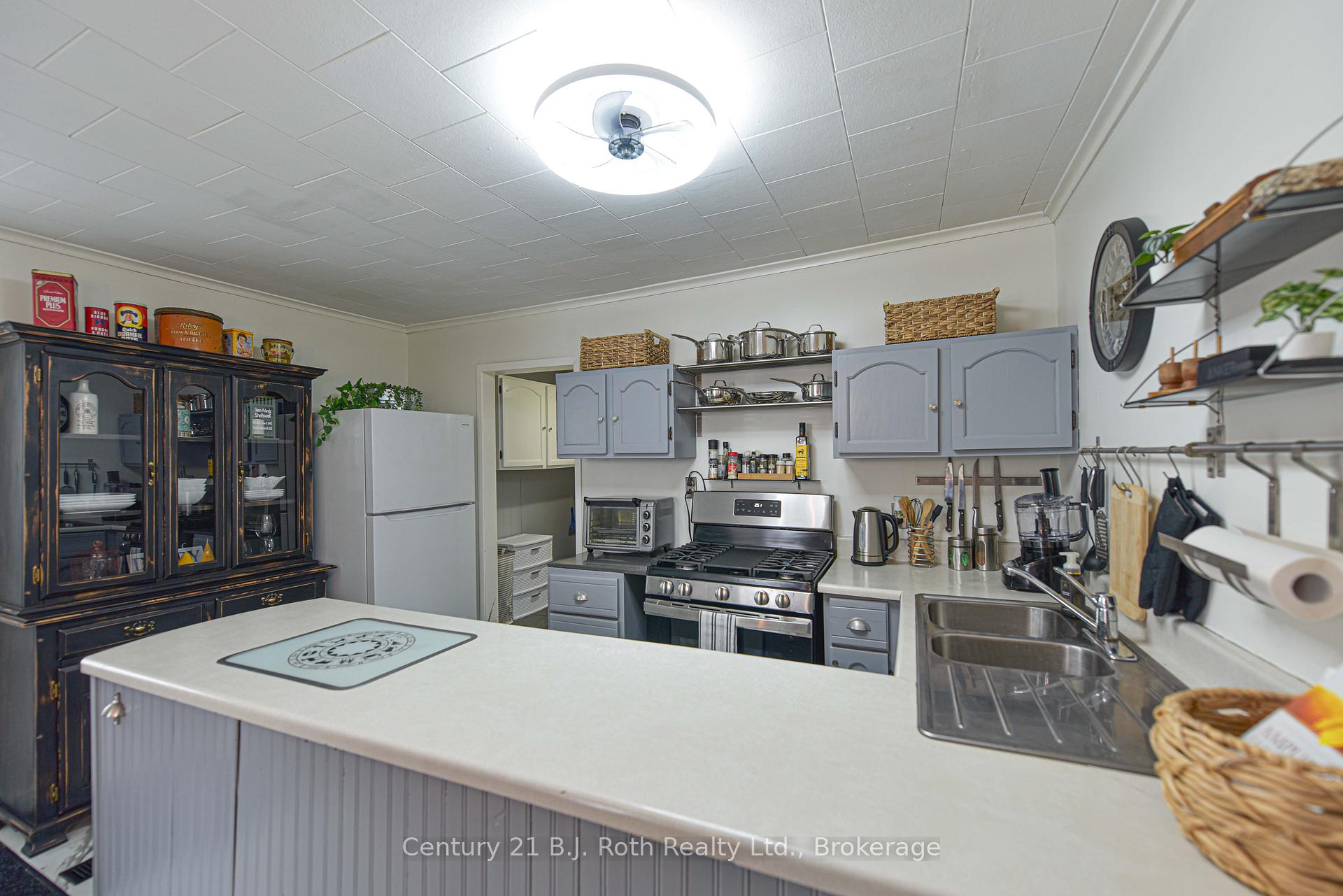 Photo 7 of 694 Quebec Street, Midland — HOMEH