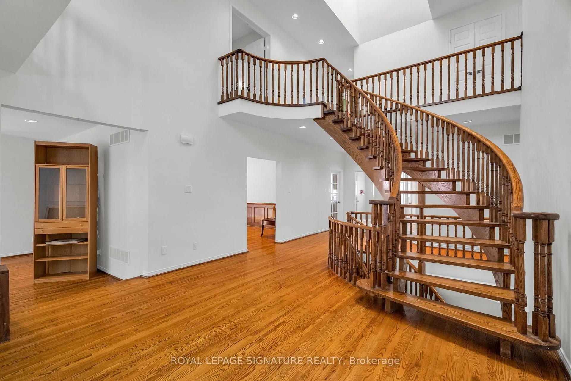 Photo 4 of 34 Barclay Court, Markham, Bayview Glen — HOMEH