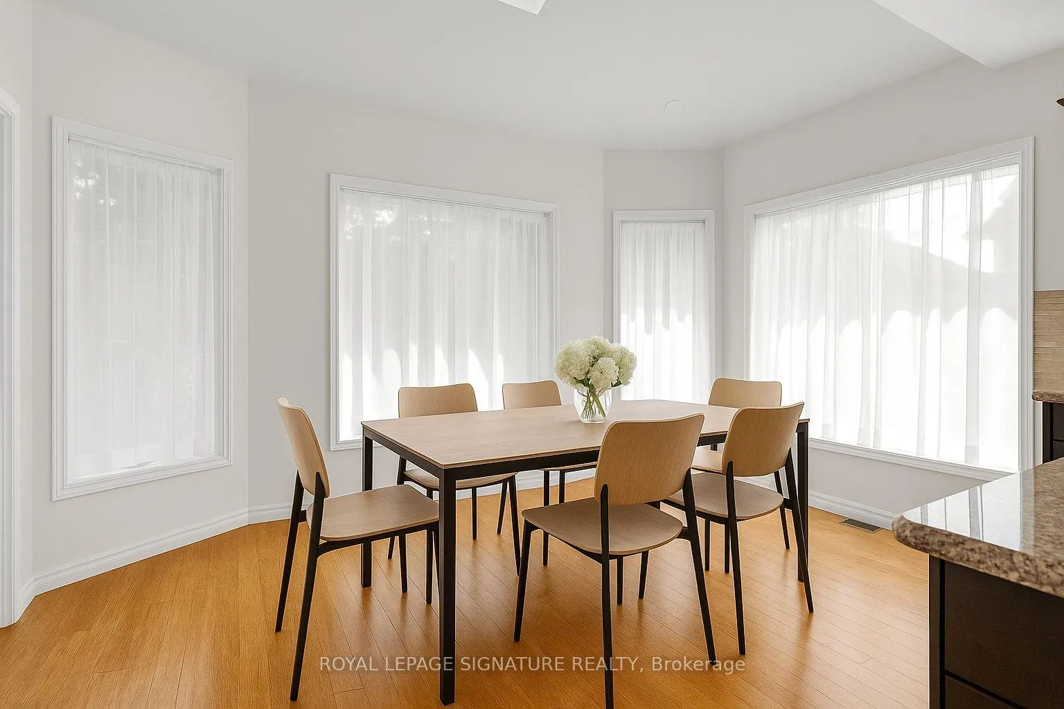 Photo 12 of 34 Barclay Court, Markham, Bayview Glen — HOMEH