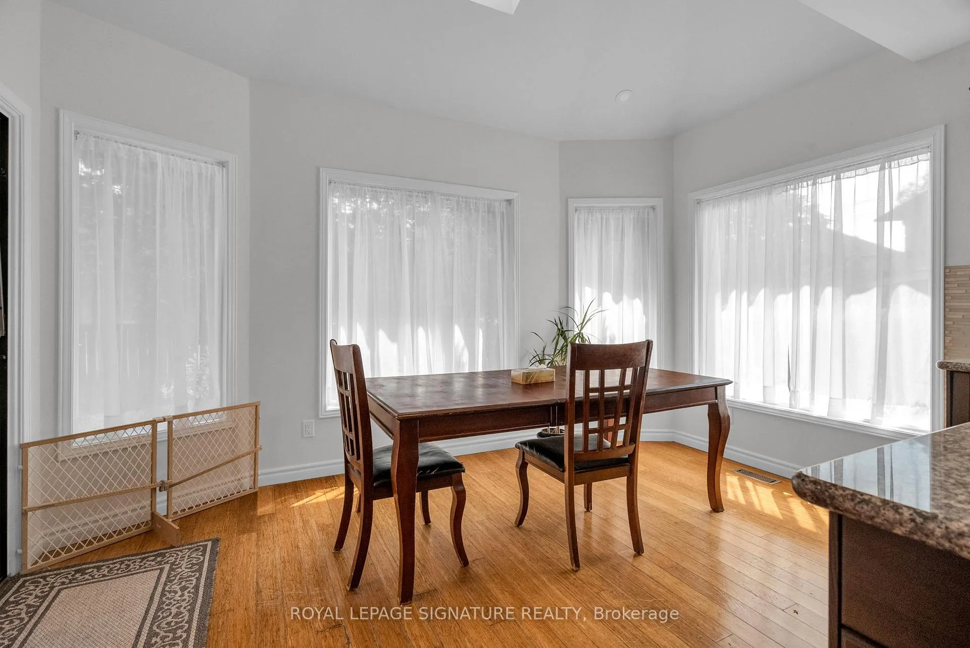 Photo 13 of 34 Barclay Court, Markham, Bayview Glen — HOMEH