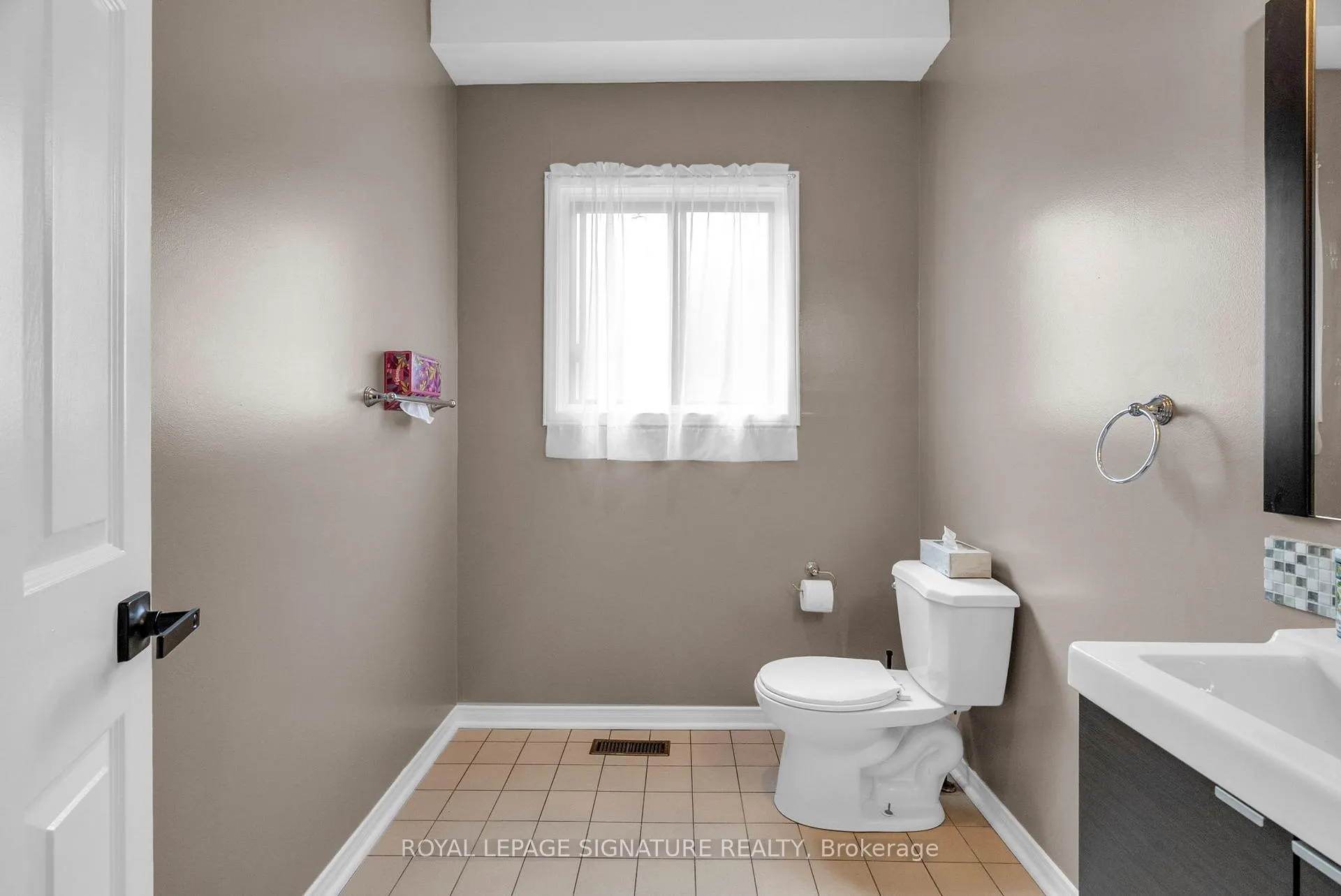 Photo 32 of 34 Barclay Court, Markham, Bayview Glen — HOMEH