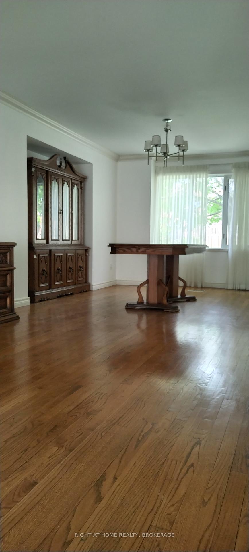 Photo 3 of 600 Upper Horning Road, Hamilton, Gurnett — HOMEH