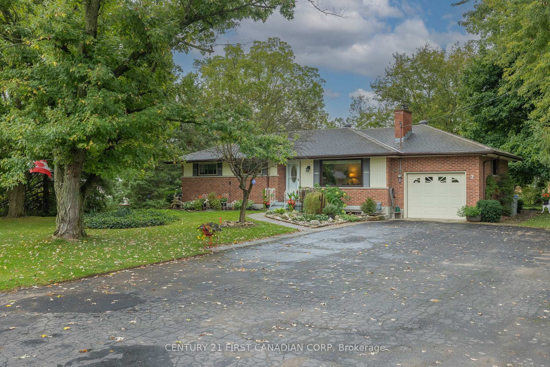 Photo 1 of 7 Currie Court, Middlesex Centre, Poplar Hill — HOMEH