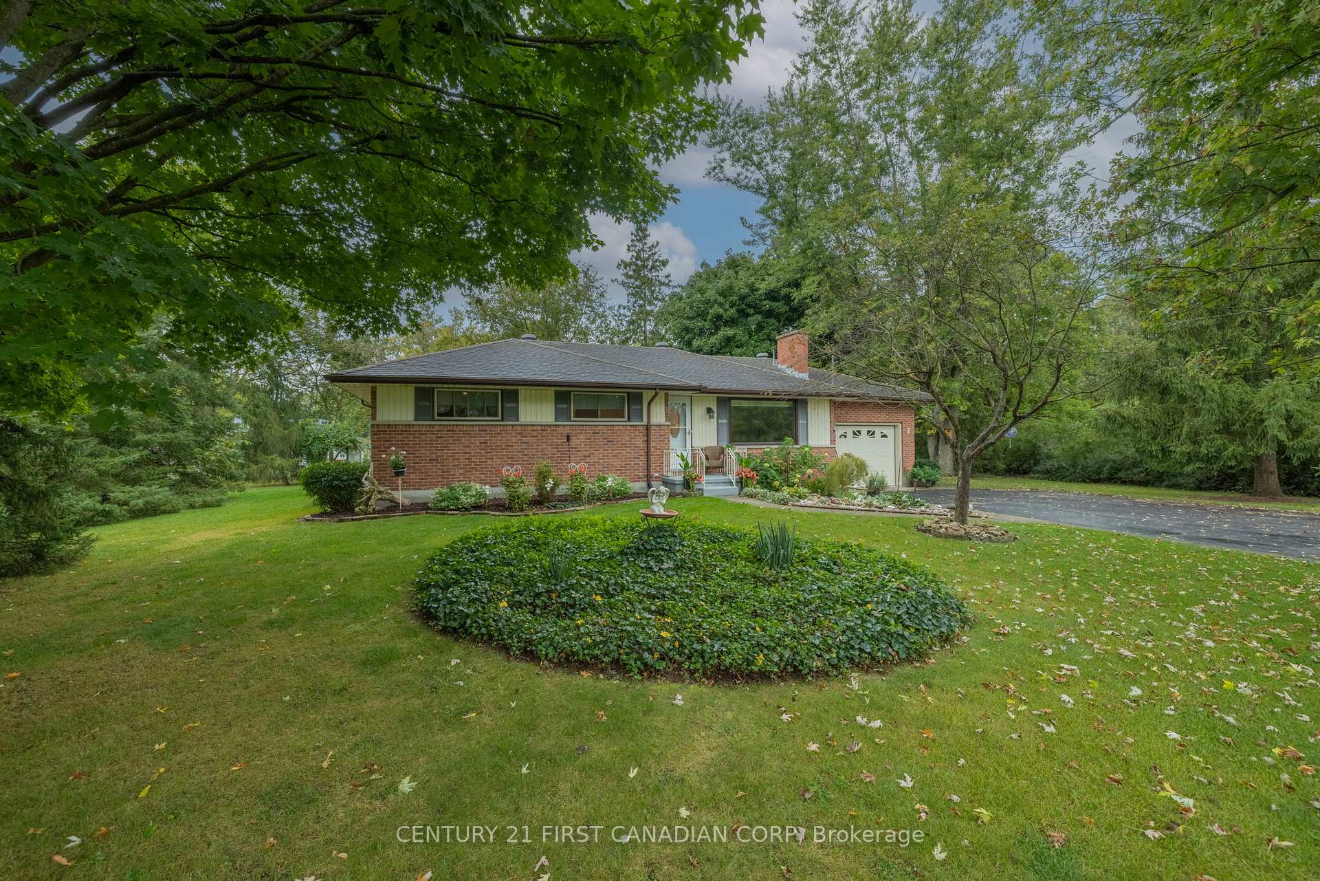 Photo 2 of 7 Currie Court, Middlesex Centre, Poplar Hill — HOMEH