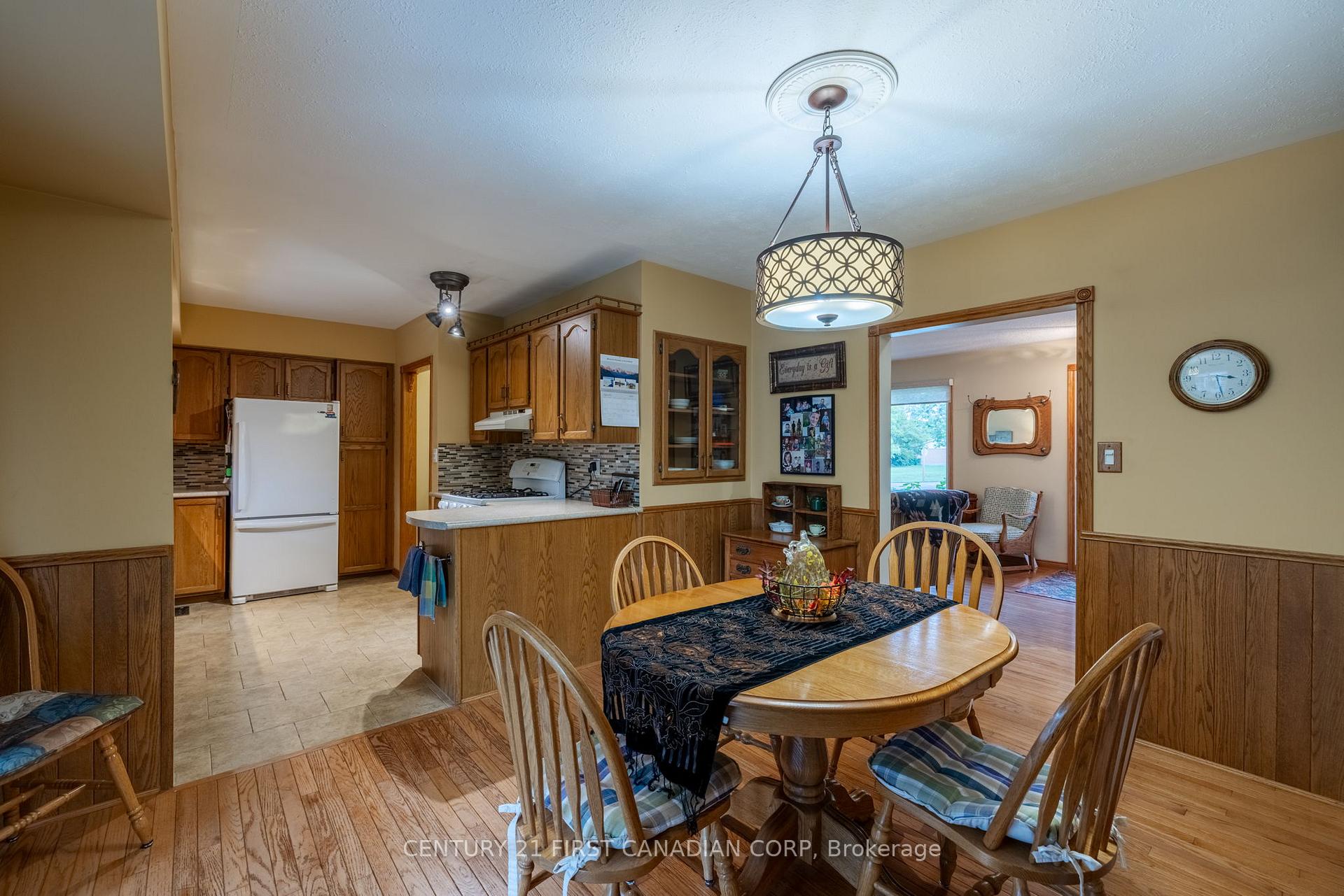 Photo 8 of 7 Currie Court, Middlesex Centre, Poplar Hill — HOMEH