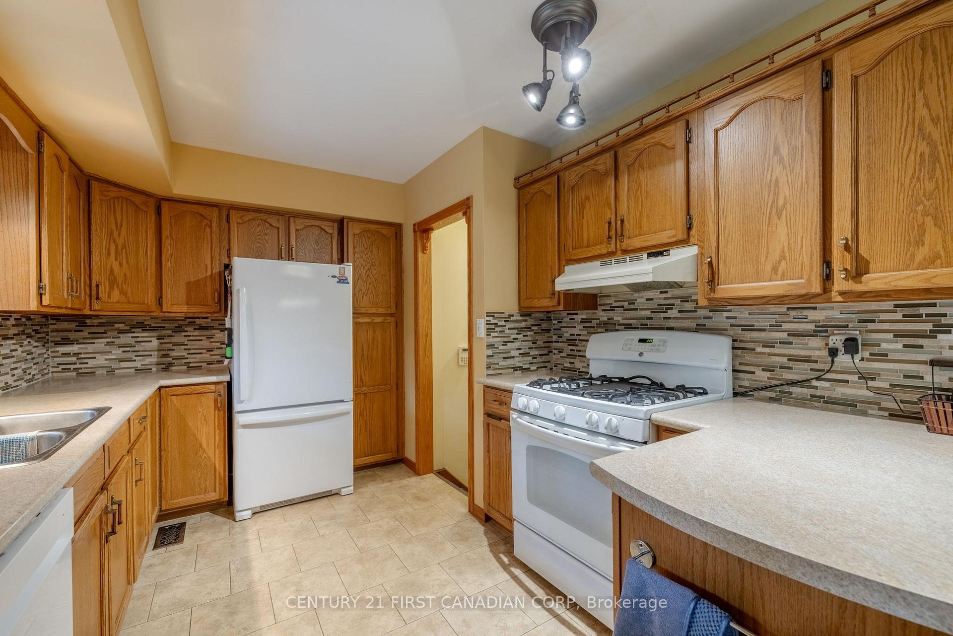 Photo 9 of 7 Currie Court, Middlesex Centre, Poplar Hill — HOMEH
