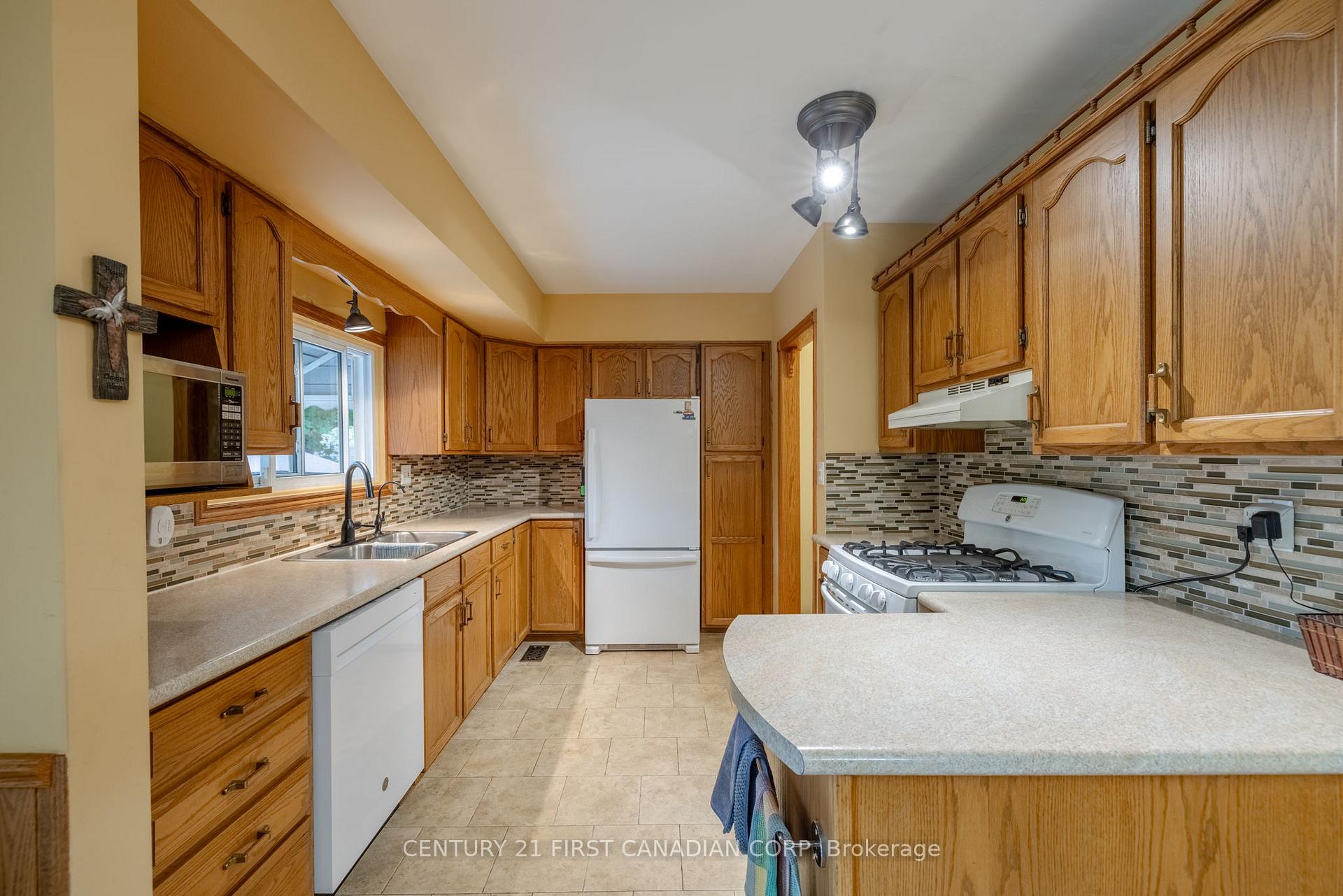 Photo 11 of 7 Currie Court, Middlesex Centre, Poplar Hill — HOMEH