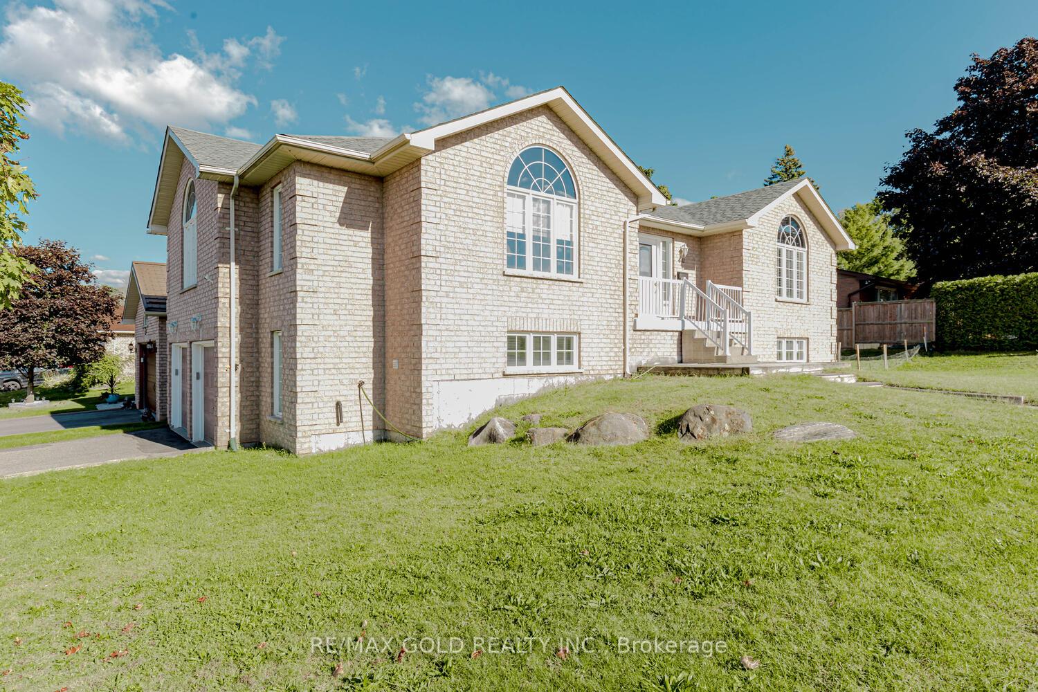 Photo 3 of 441 Irwin Street, Midland — HOMEH