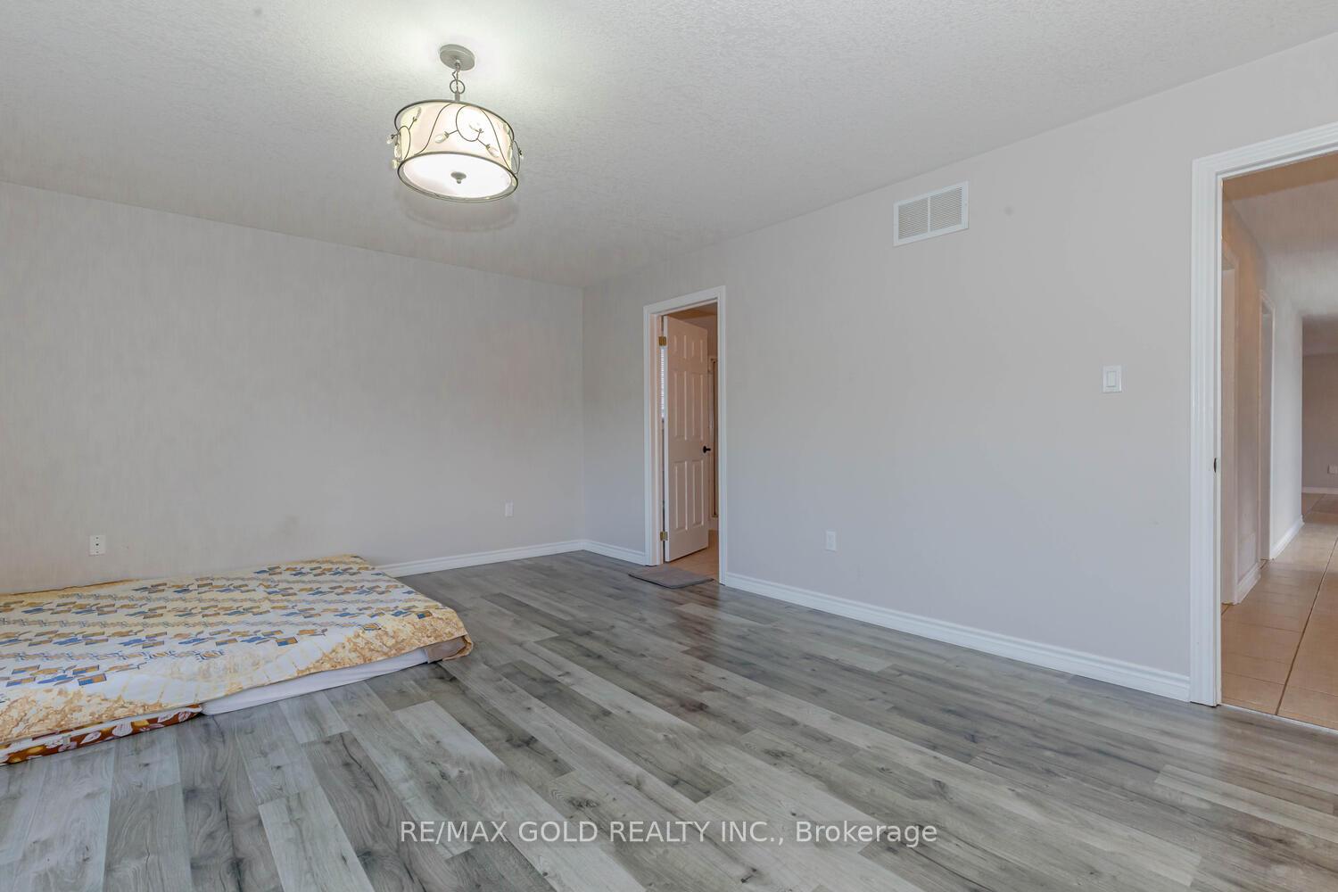Photo 16 of 441 Irwin Street, Midland — HOMEH
