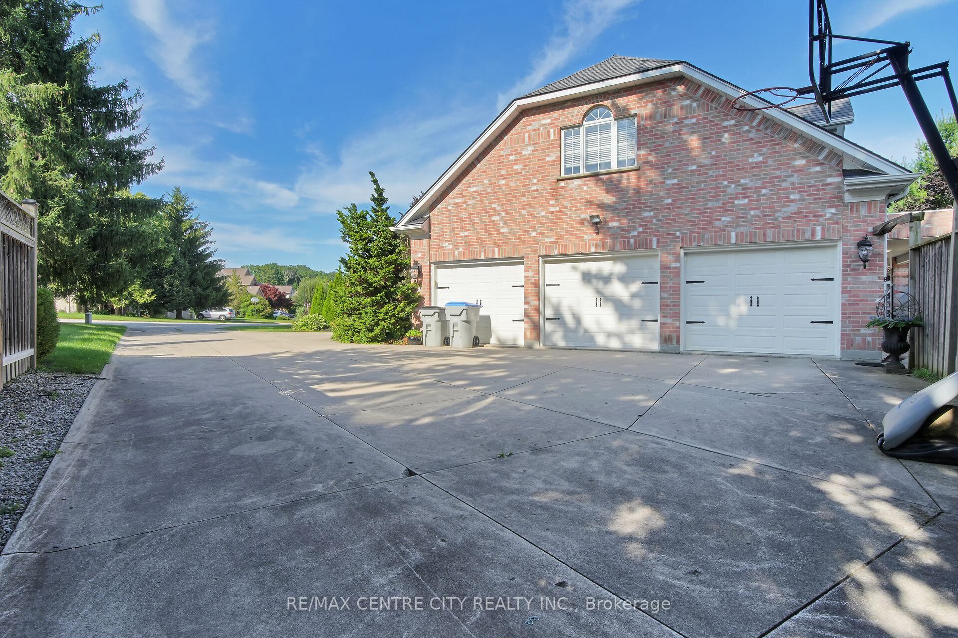 Photo 4 of 11 Woodland Drive, Middlesex Centre, Kilworth — HOMEH