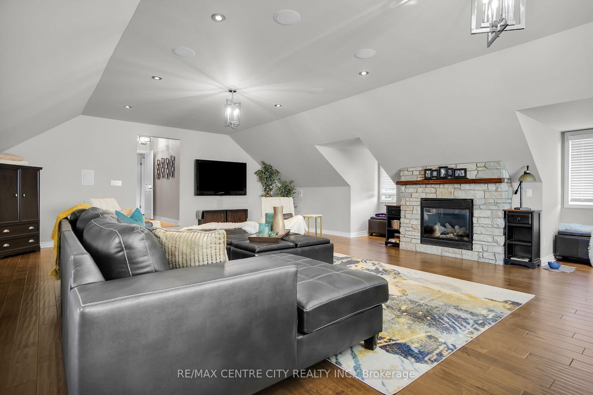 Photo 20 of 11 Woodland Drive, Middlesex Centre, Kilworth — HOMEH