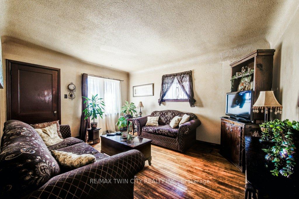 Photo 3 of 326 Blucher Boulevard, Kitchener — HOMEH